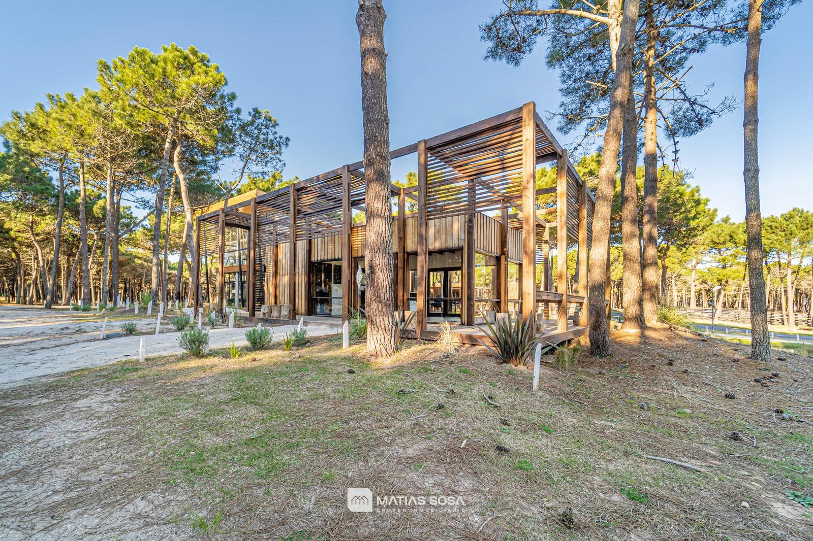 Venta - Casa 5 Ambientes Frente al Lago - Villarobles