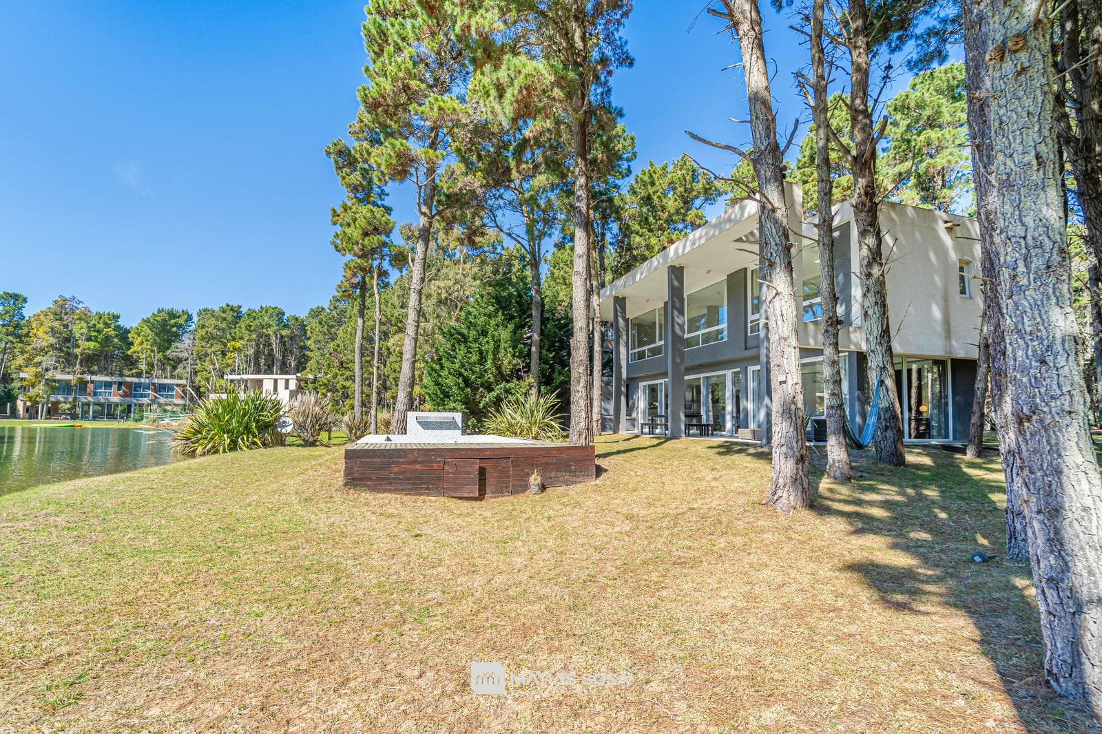 Venta - Casa 5 Ambientes Frente al Lago - Villarobles