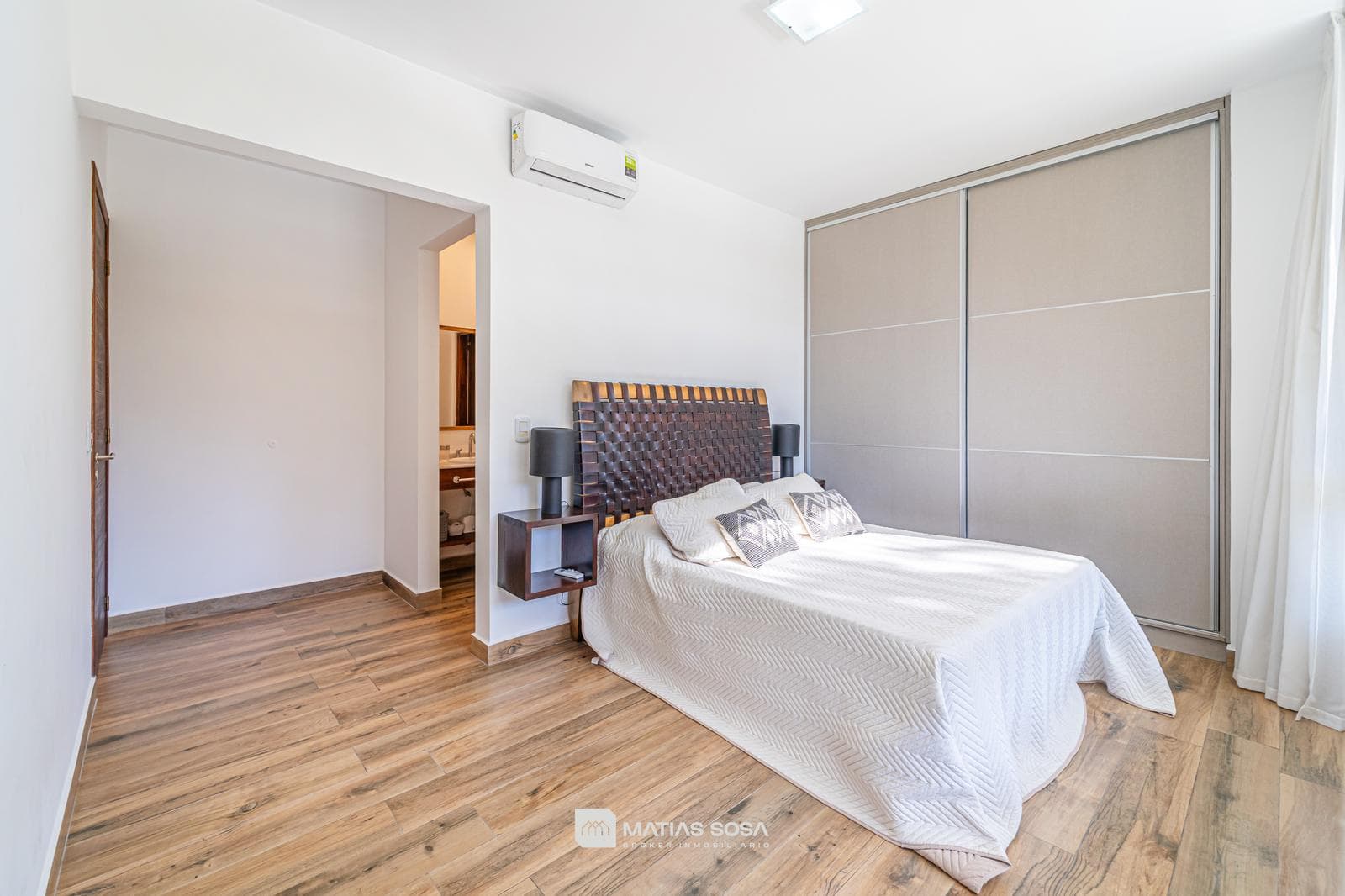 Venta - Casa 5 Ambientes Frente al Lago - Villarobles
