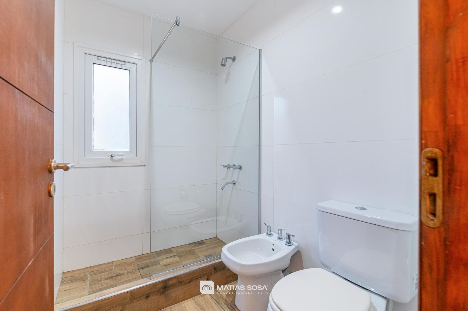 Venta - Casa 5 Ambientes Frente al Lago - Villarobles