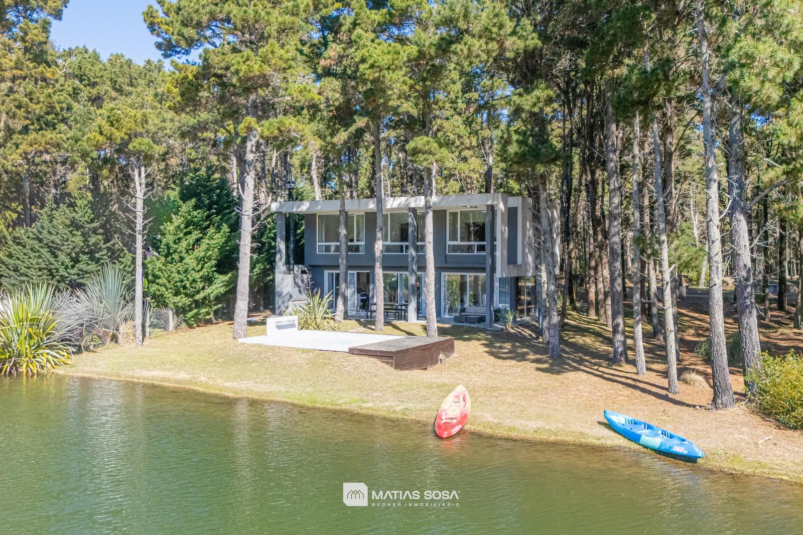 Venta - Casa 5 Ambientes Frente al Lago - Villarobles
