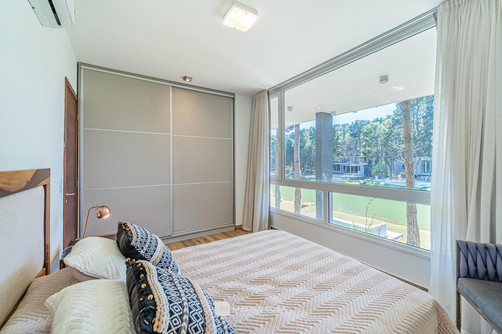 Venta - Casa 5 Ambientes Frente al Lago - Villarobles