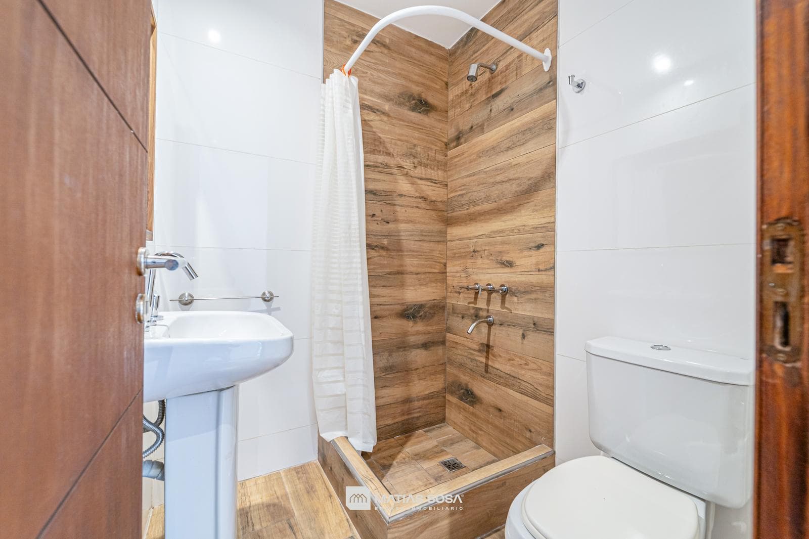 Venta - Casa 5 Ambientes Frente al Lago - Villarobles