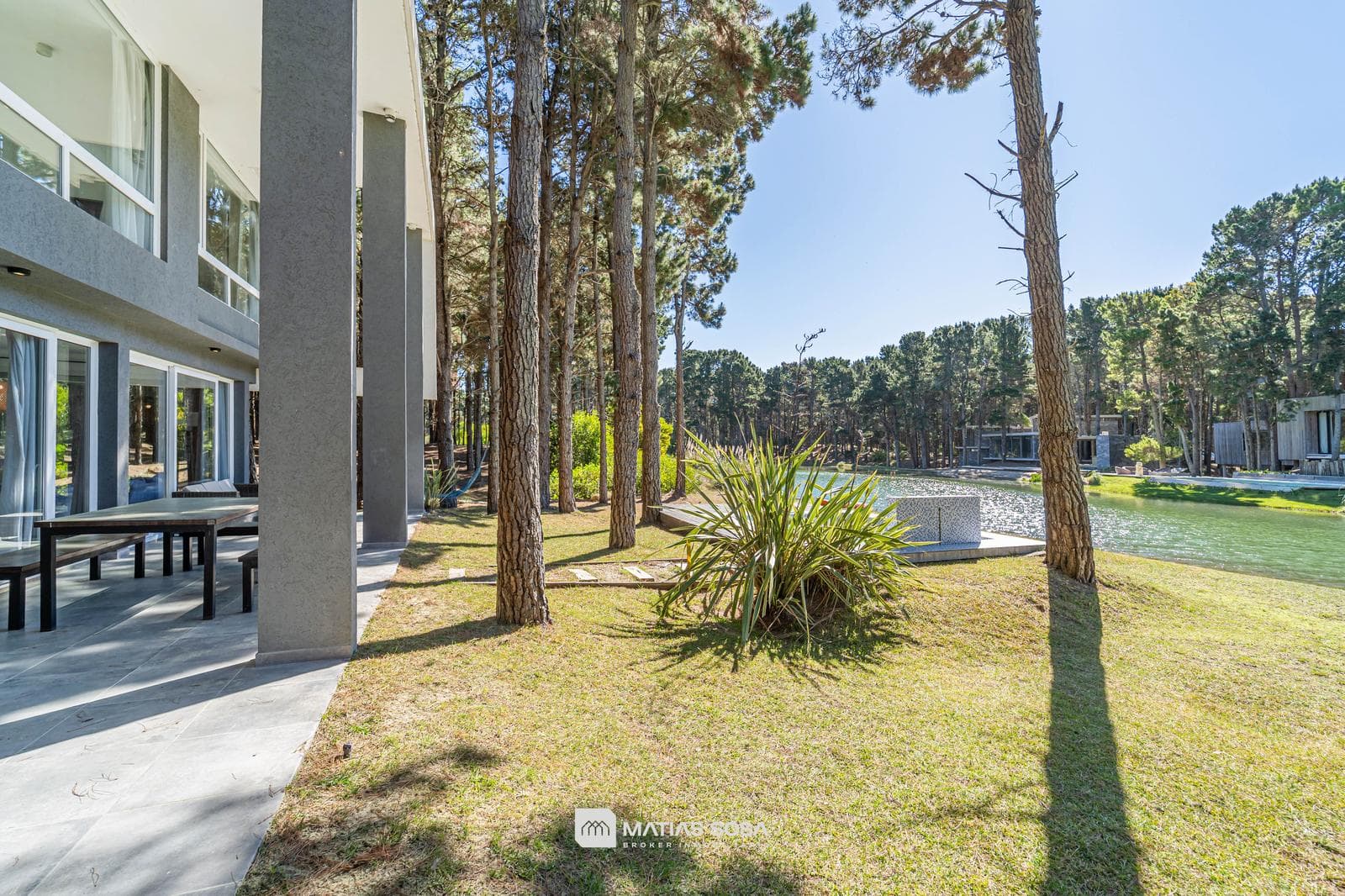 Venta - Casa 5 Ambientes Frente al Lago - Villarobles