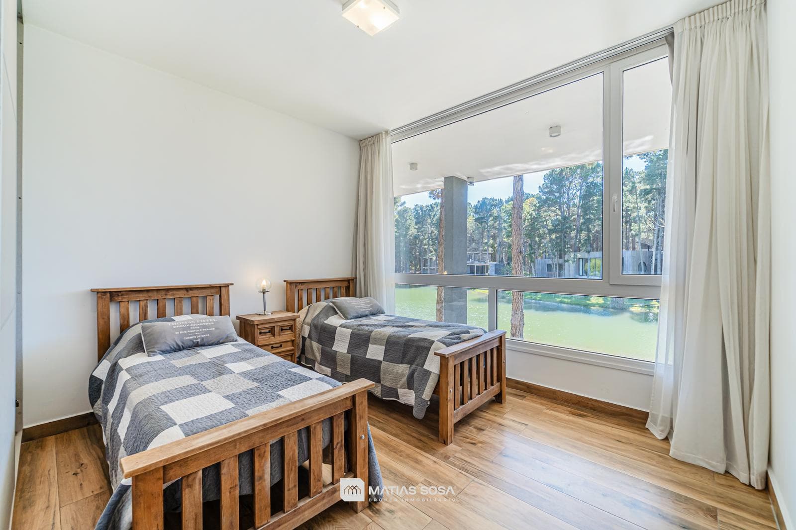 Venta - Casa 5 Ambientes Frente al Lago - Villarobles