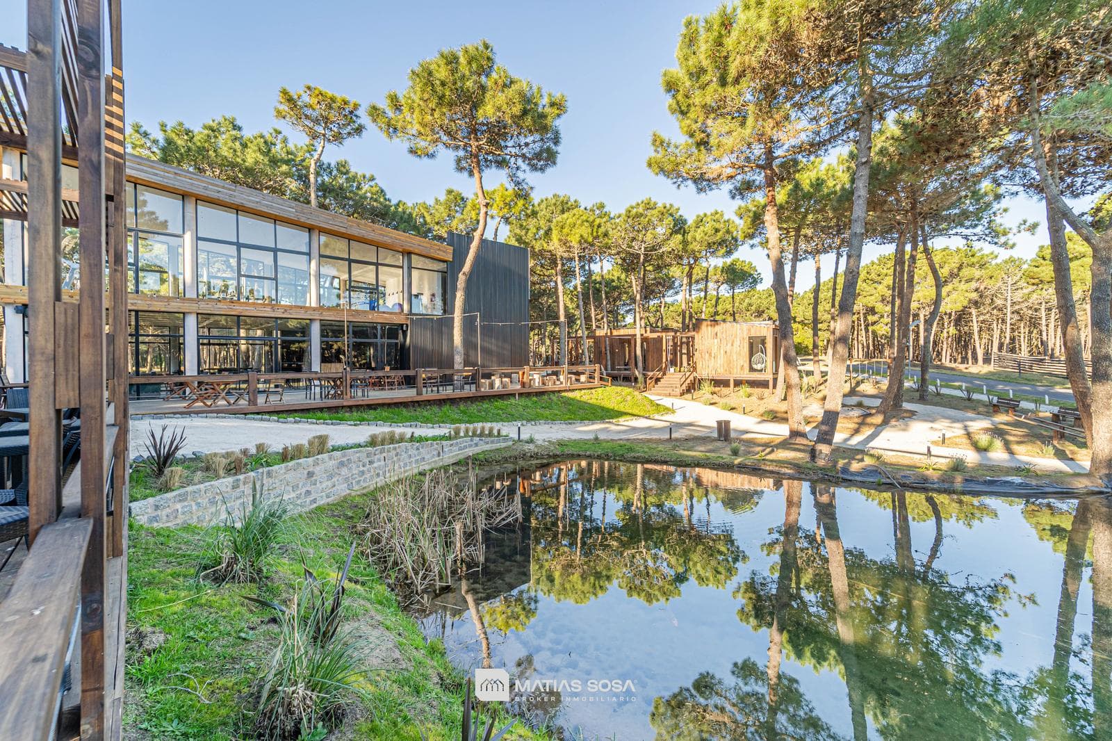 Venta - Casa 5 Ambientes Frente al Lago - Villarobles
