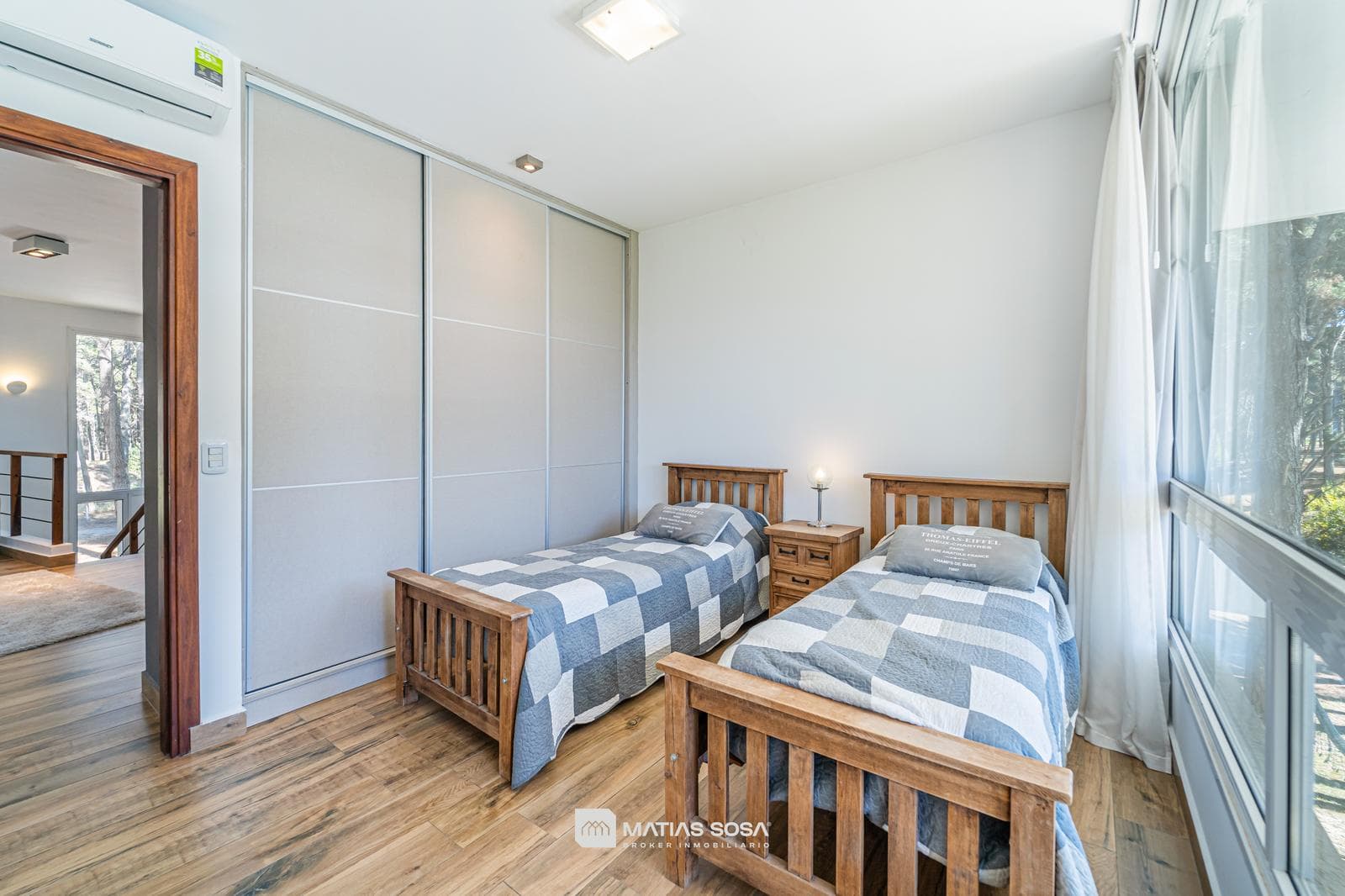 Venta - Casa 5 Ambientes Frente al Lago - Villarobles