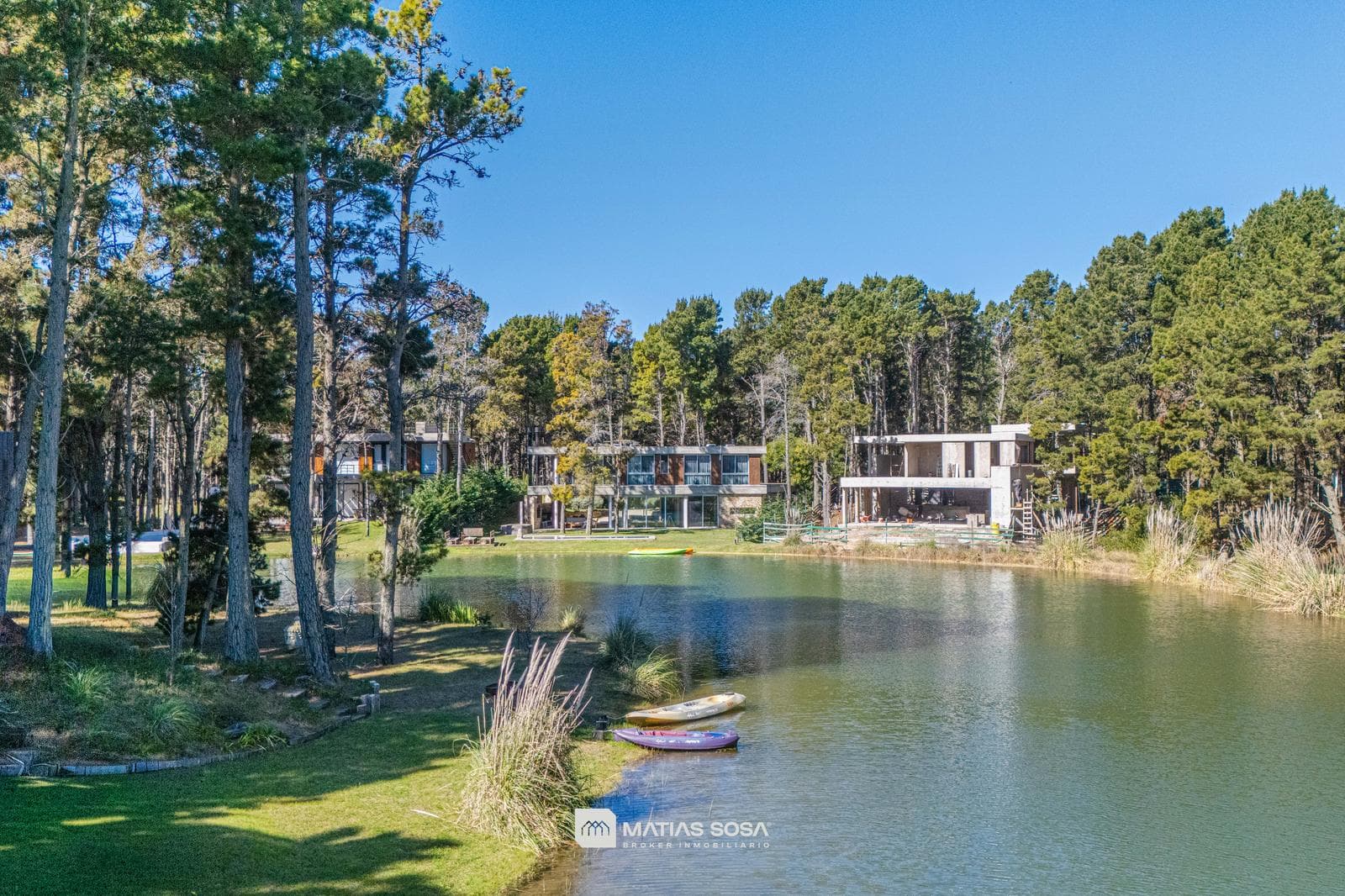 Venta - Casa 5 Ambientes Frente al Lago - Villarobles