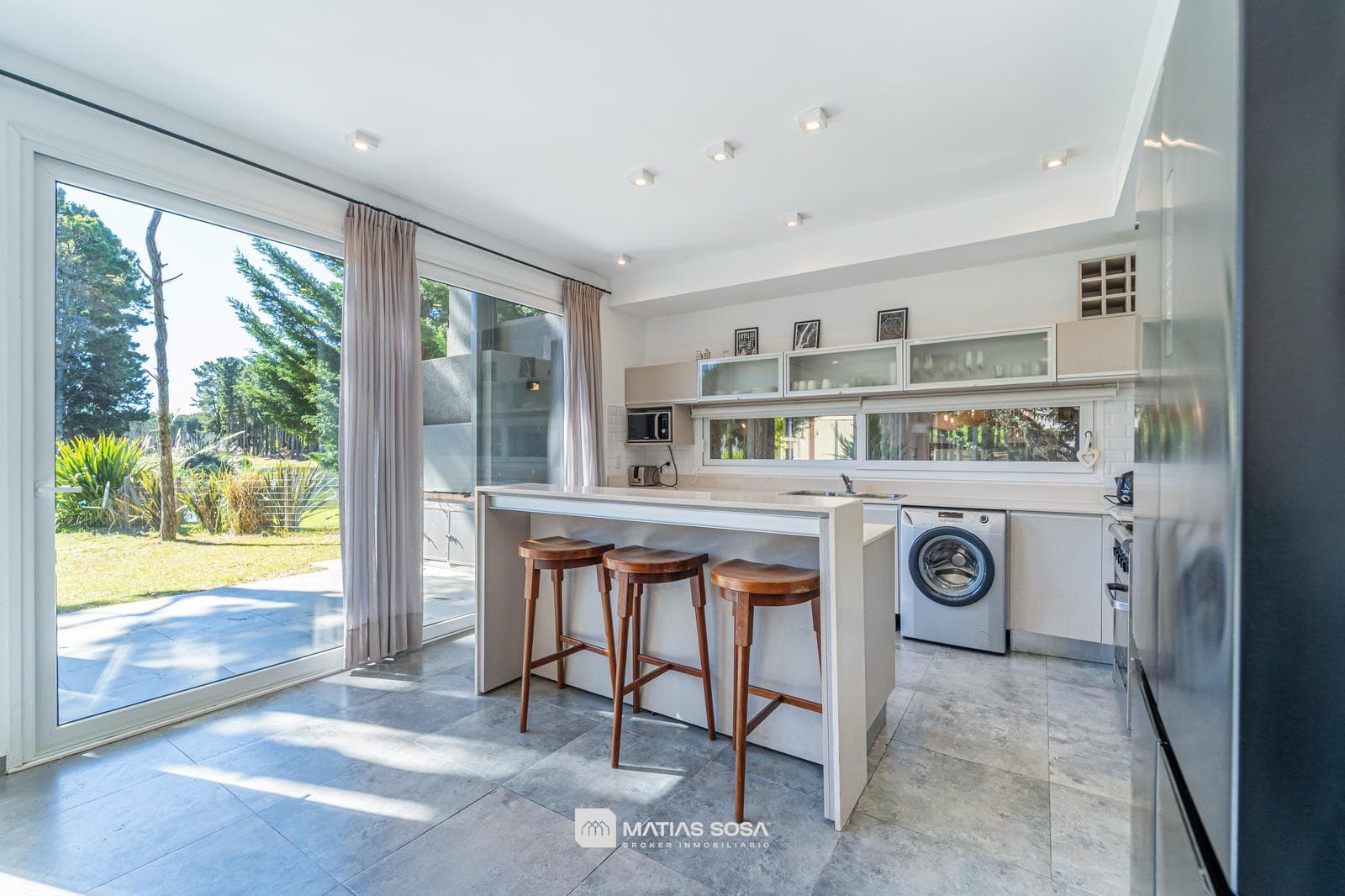 Venta - Casa 5 Ambientes Frente al Lago - Villarobles