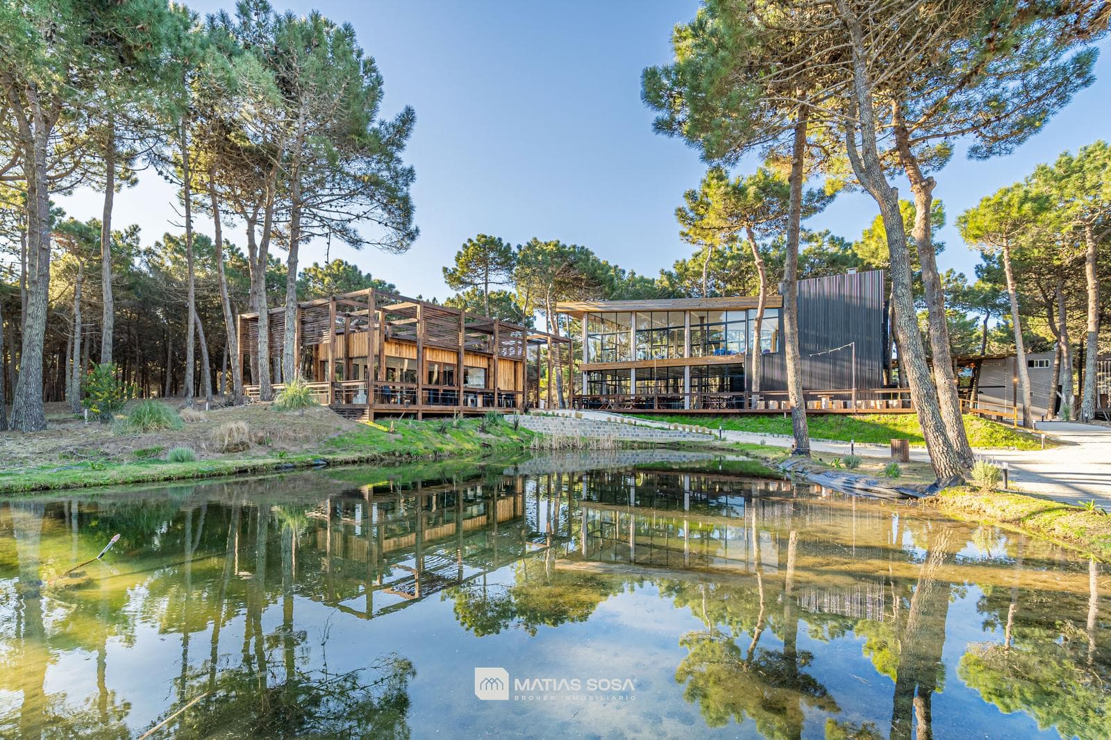 Venta - Casa 5 Ambientes Frente al Lago - Villarobles