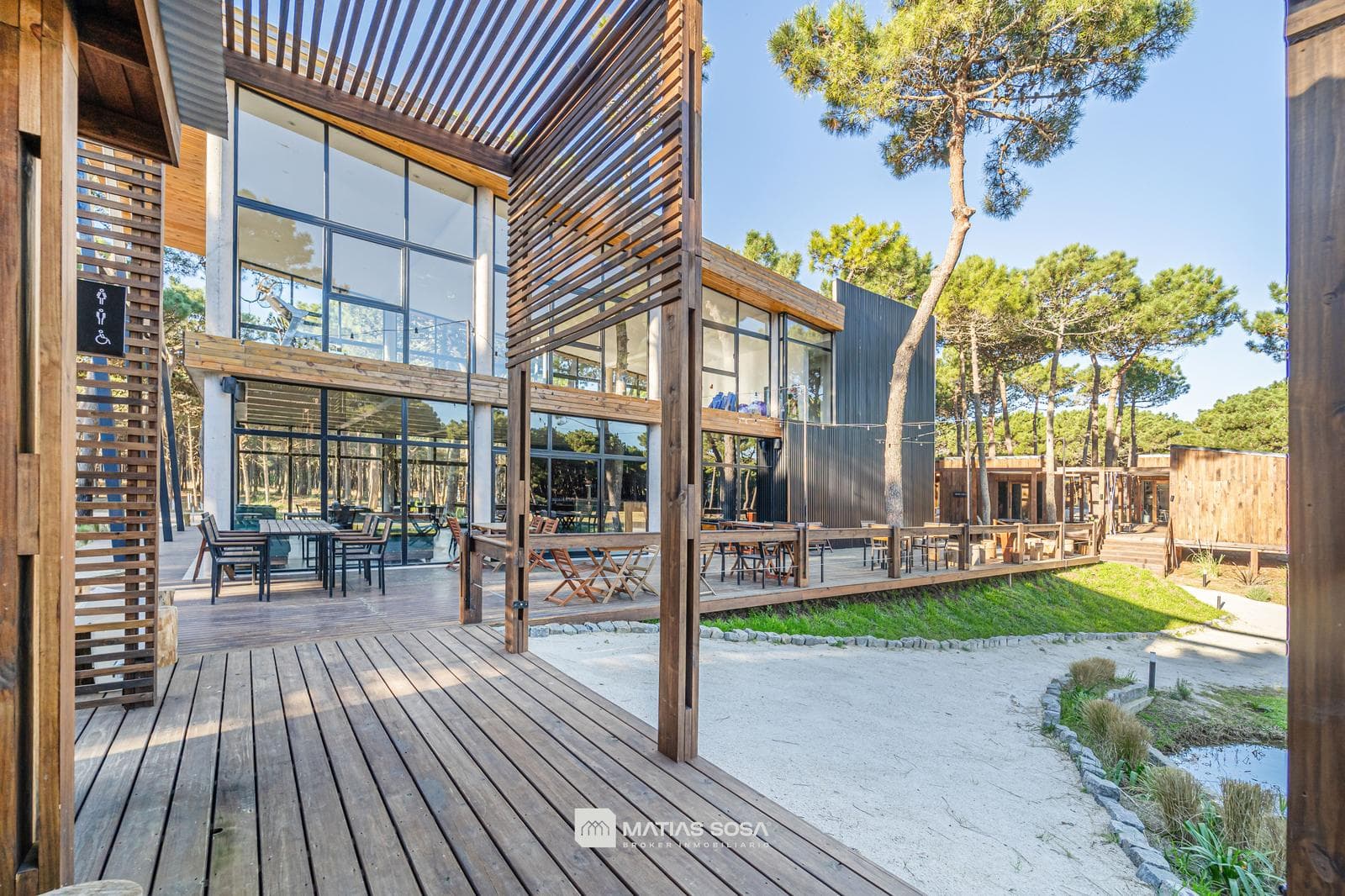 Venta - Casa 5 Ambientes Frente al Lago - Villarobles