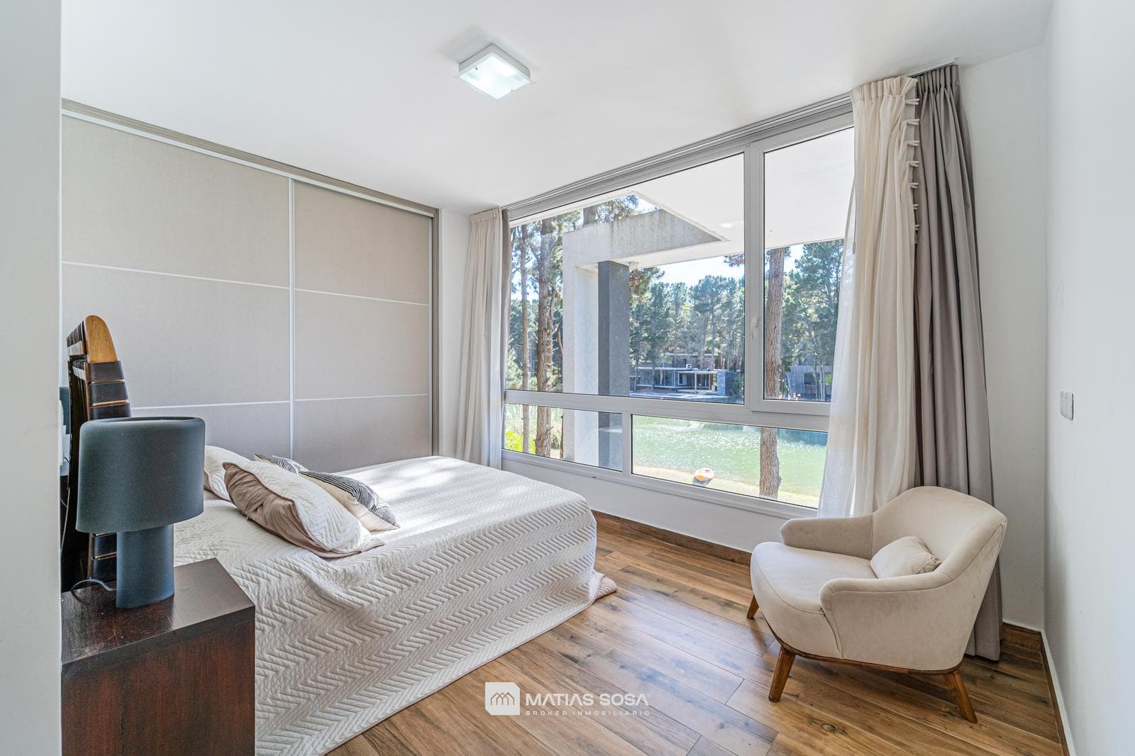 Venta - Casa 5 Ambientes Frente al Lago - Villarobles