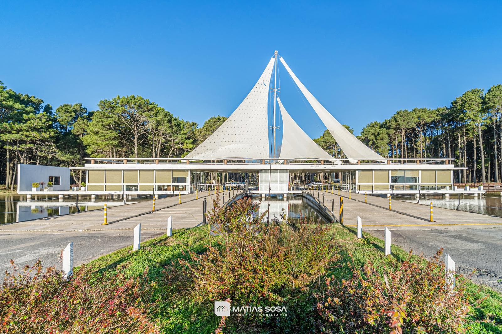 Venta - Casa 5 Ambientes Frente al Lago - Villarobles