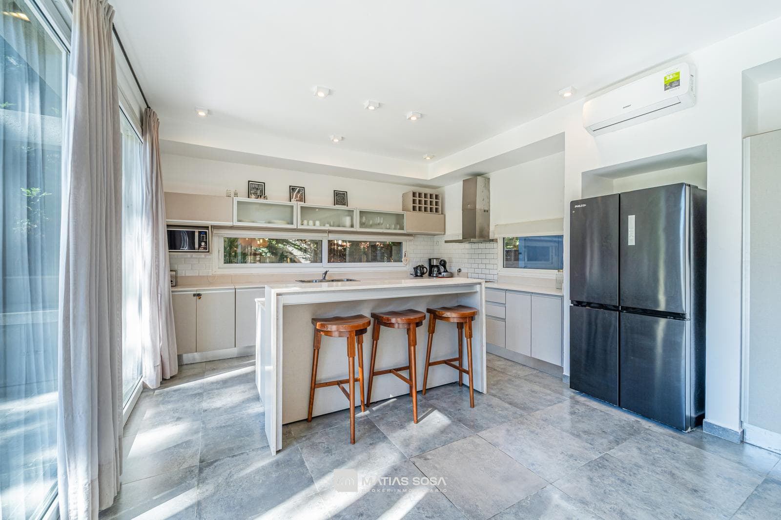 Venta - Casa 5 Ambientes Frente al Lago - Villarobles