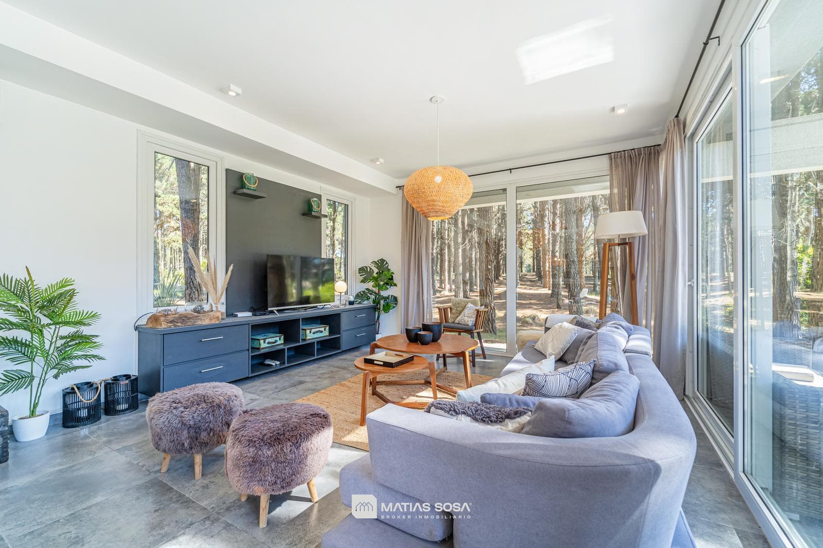 For Sale - 5-Room House on the Lakefront - Villarobles