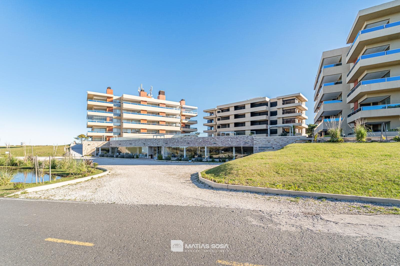 Venta - Casa 5 Ambientes Frente al Lago - Villarobles