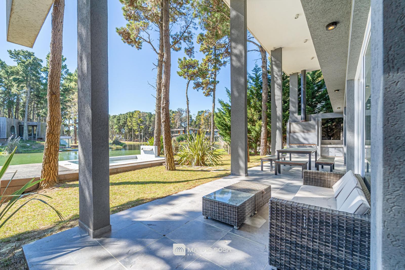 Venta - Casa 5 Ambientes Frente al Lago - Villarobles