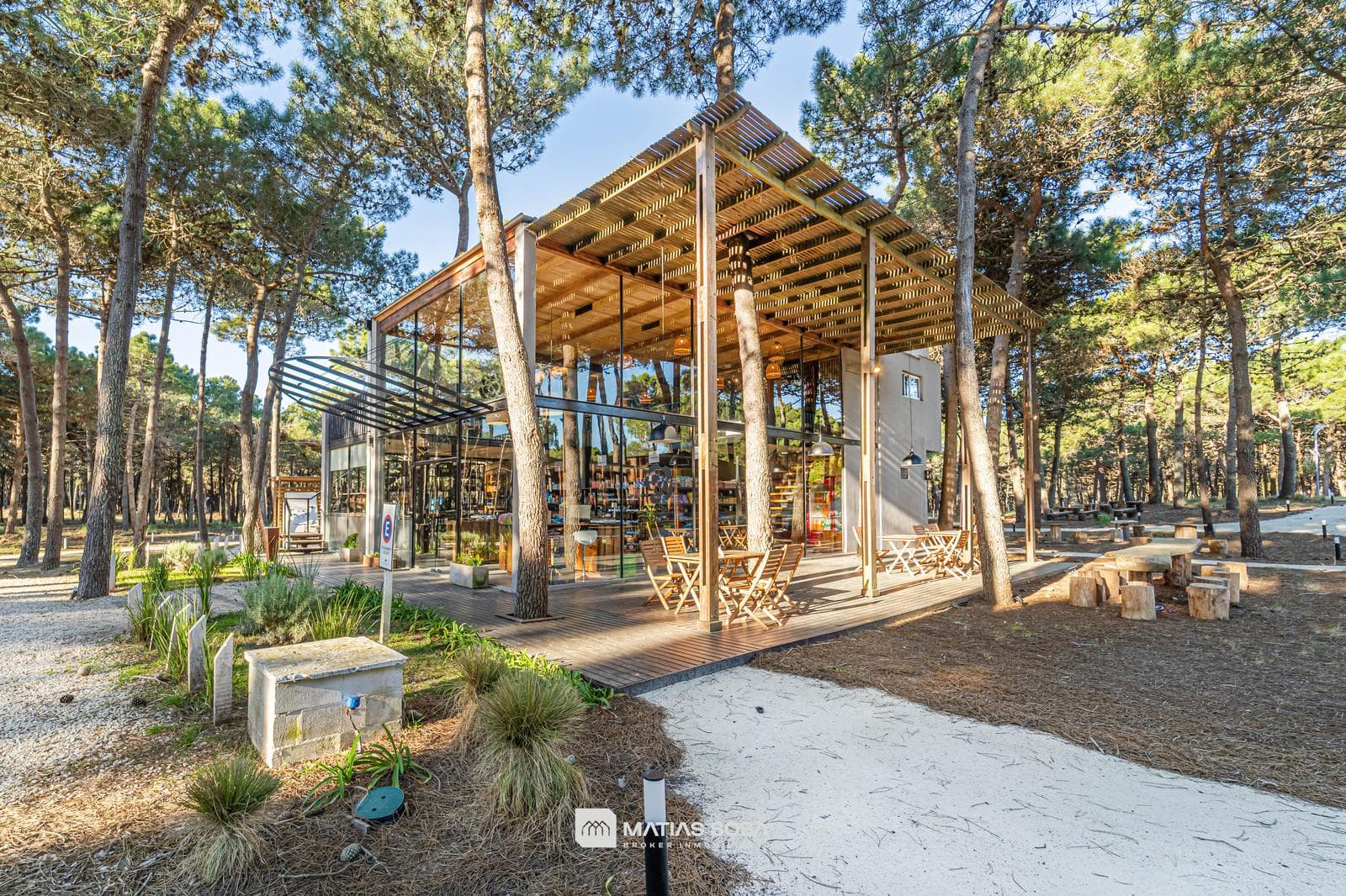Venta - Casa 5 Ambientes Frente al Lago - Villarobles