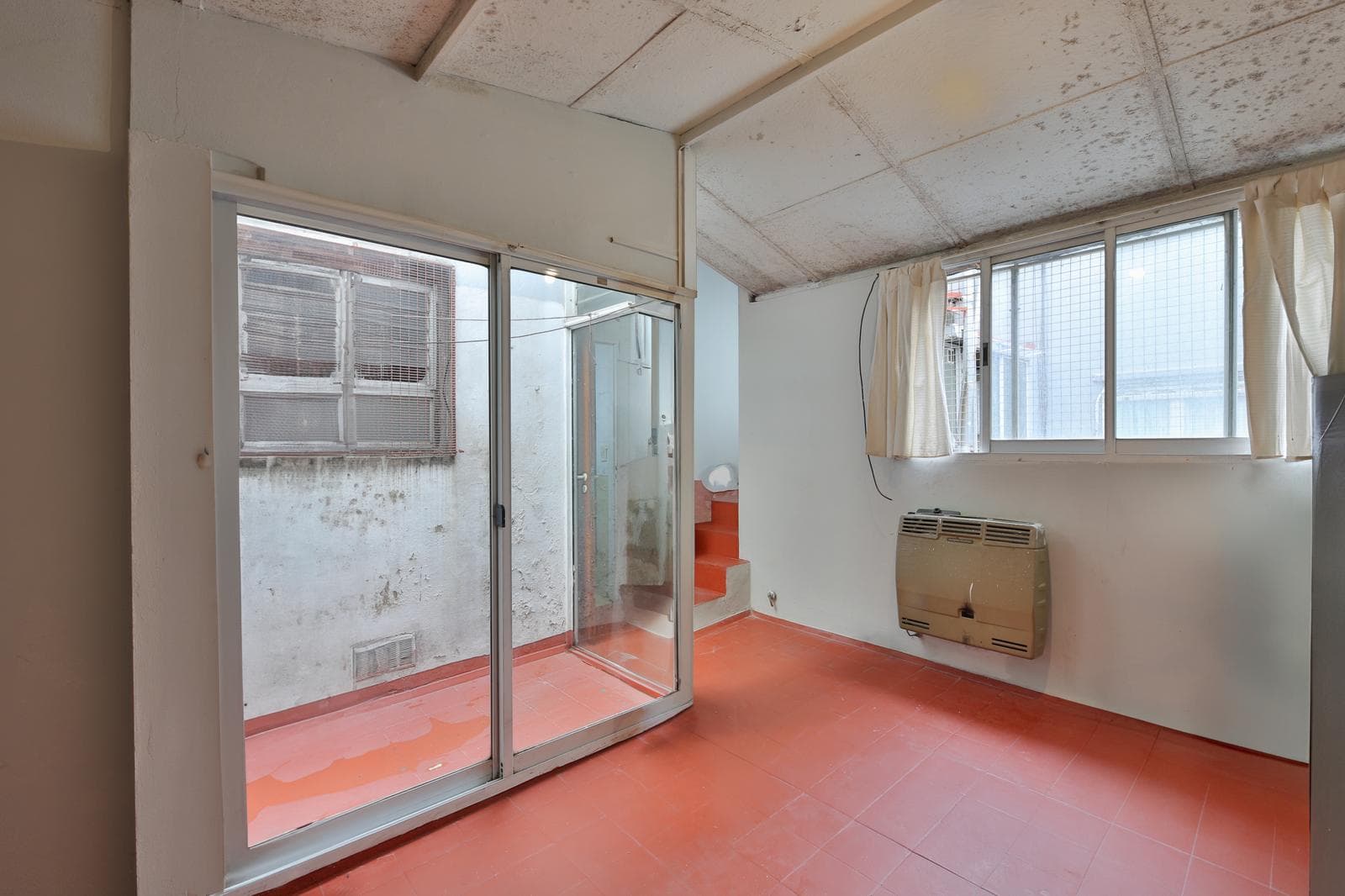 5-ROOM HOUSE FOR SALE WITH A YARD IN ALMAGRO - ON THE MAIN STREET - QUALIFIES FOR A MORTGAGE