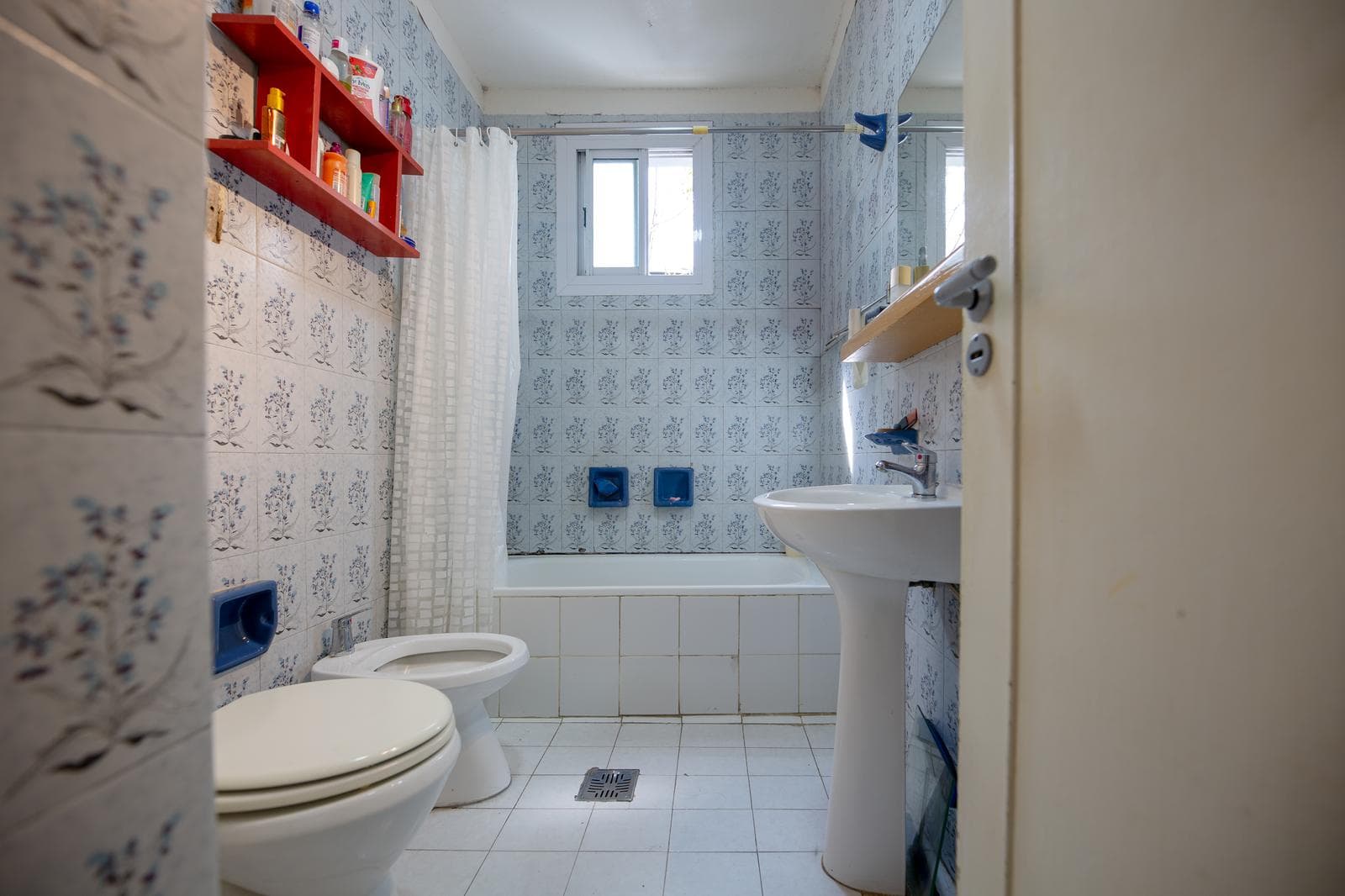 5-ROOM HOUSE FOR SALE WITH A YARD IN ALMAGRO - ON THE MAIN STREET - QUALIFIES FOR A MORTGAGE