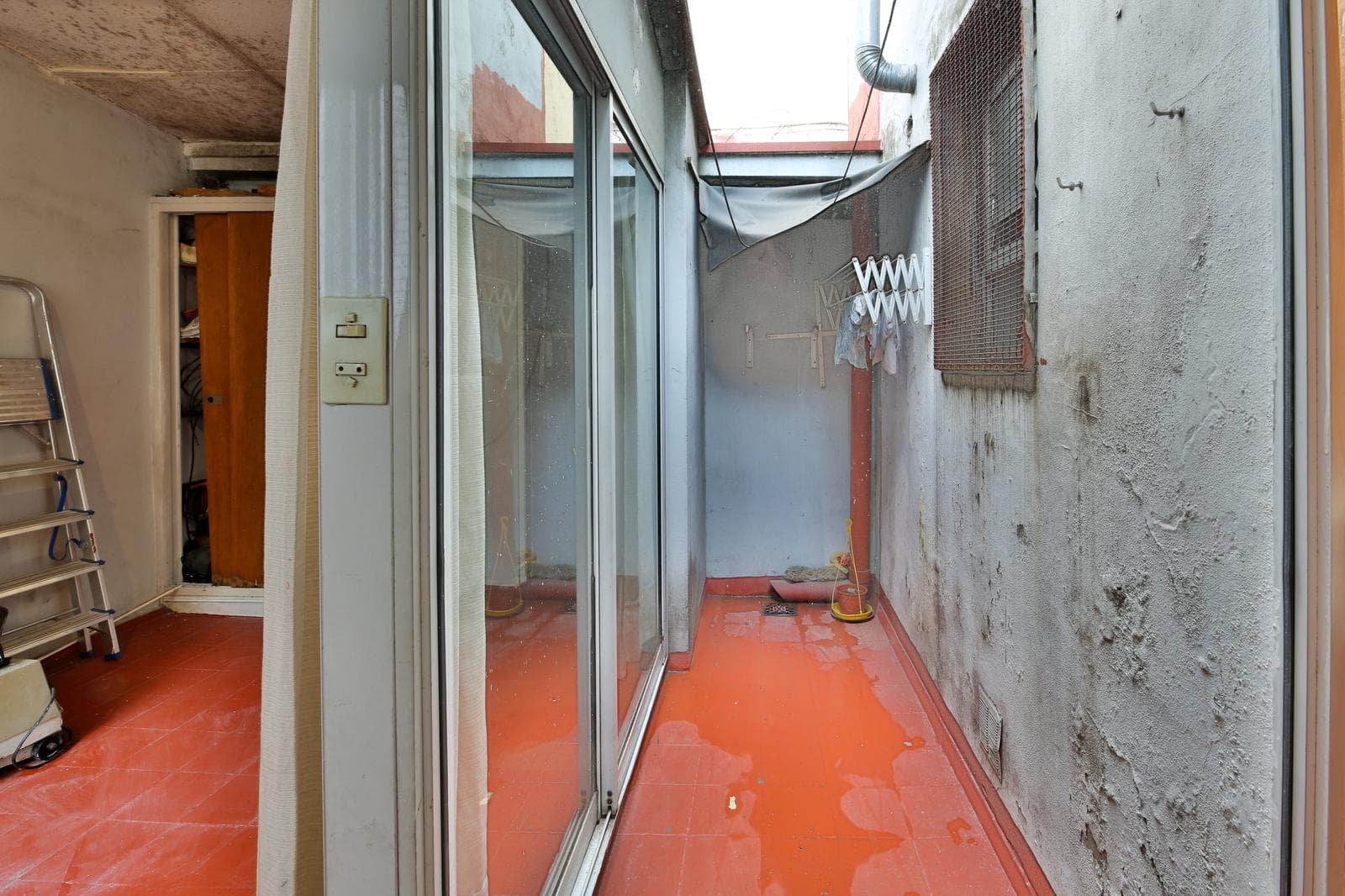 5-ROOM HOUSE FOR SALE WITH A YARD IN ALMAGRO - ON THE MAIN STREET - QUALIFIES FOR A MORTGAGE