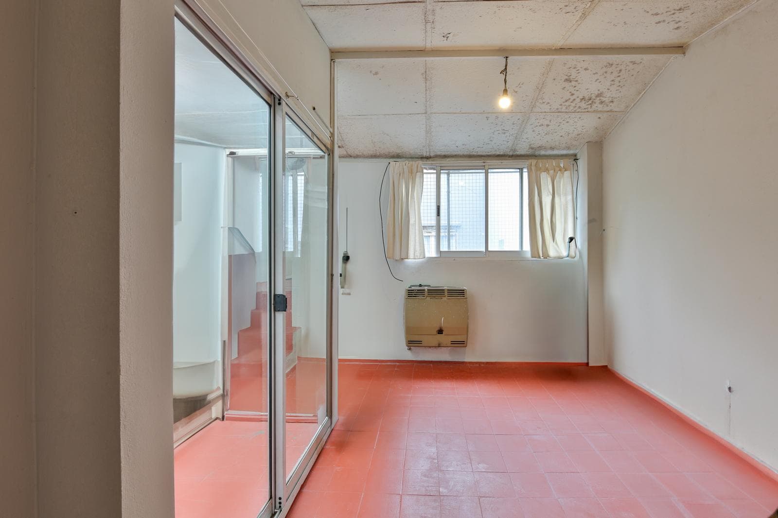 5-ROOM HOUSE FOR SALE WITH A YARD IN ALMAGRO - ON THE MAIN STREET - QUALIFIES FOR A MORTGAGE