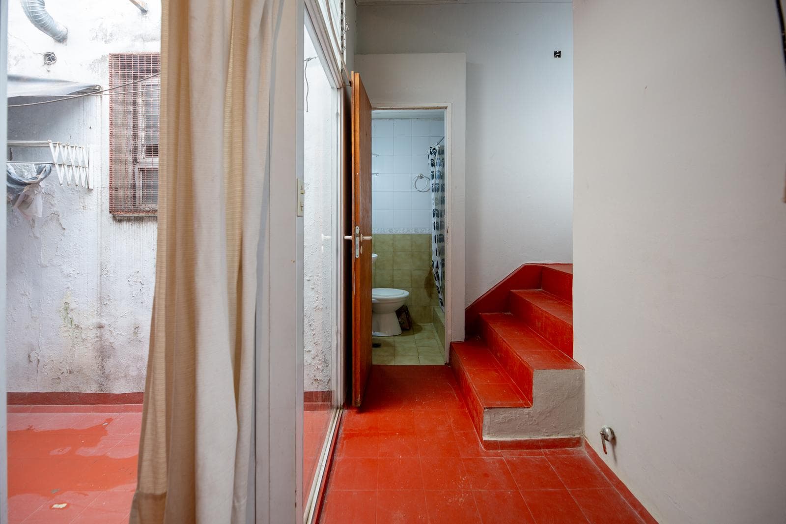 5-ROOM HOUSE FOR SALE WITH A YARD IN ALMAGRO - ON THE MAIN STREET - QUALIFIES FOR A MORTGAGE