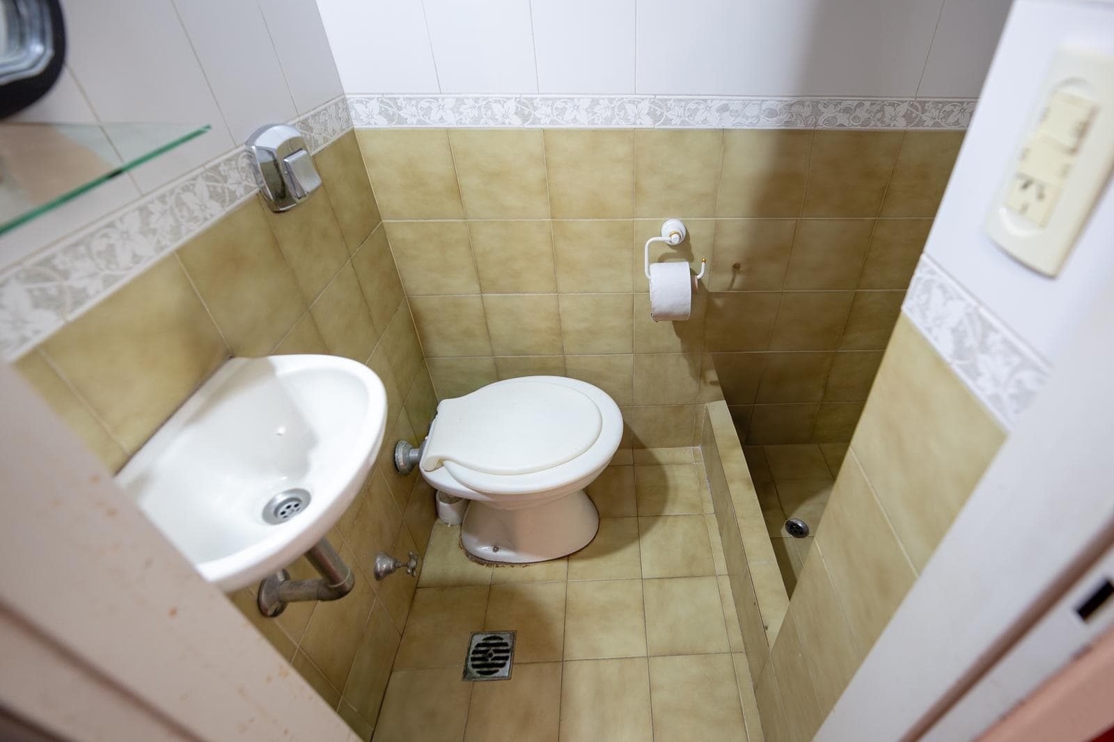 5-ROOM HOUSE FOR SALE WITH A YARD IN ALMAGRO - ON THE MAIN STREET - QUALIFIES FOR A MORTGAGE