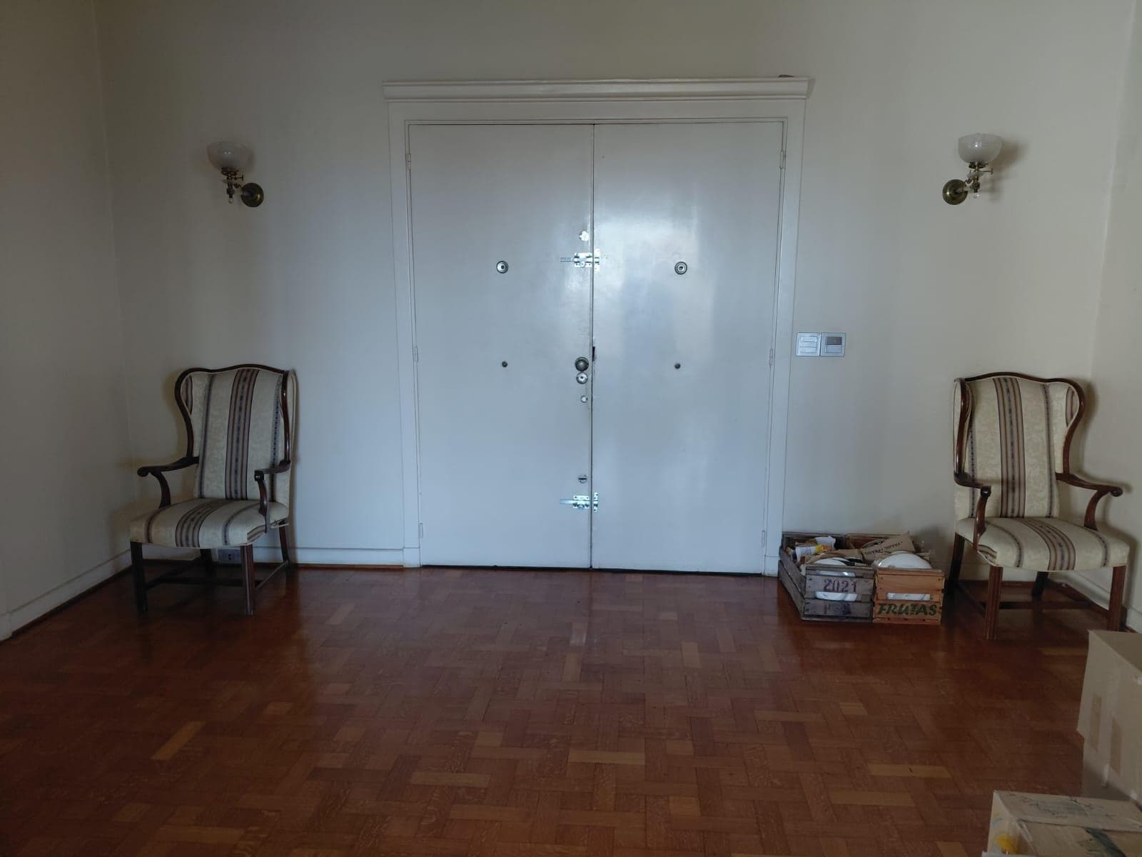 EXCELLENT CONDITION, upper-floor apartment with a balcony, 2 parking spaces, and 24-hour security.