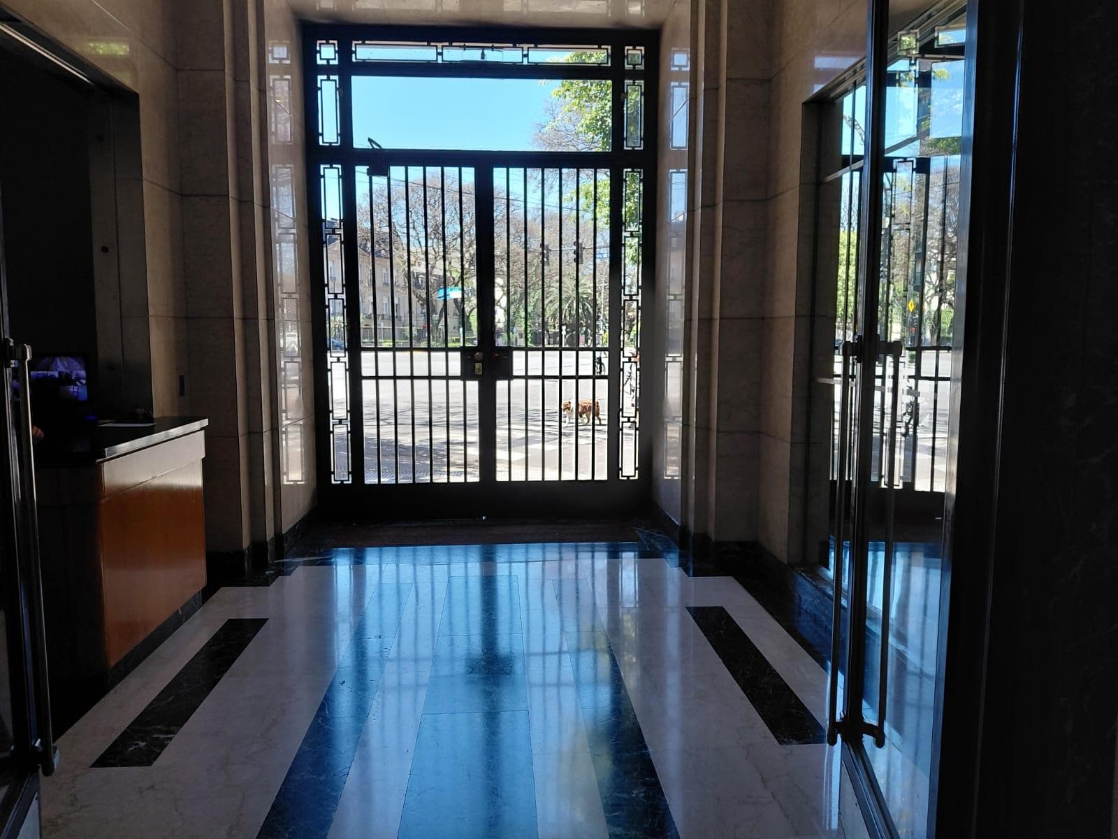 EXCELLENT CONDITION, upper-floor apartment with a balcony, 2 parking spaces, and 24-hour security.