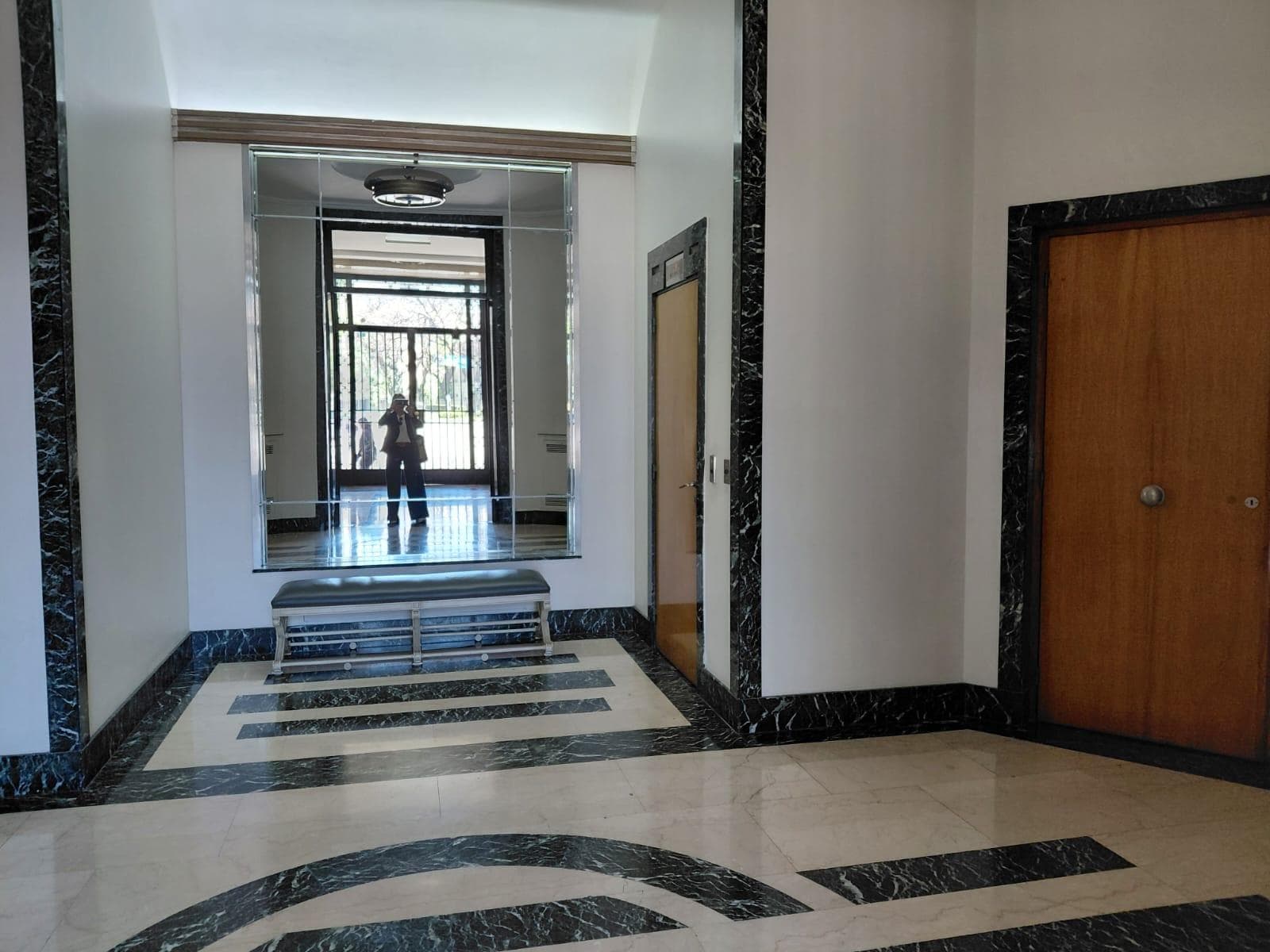 EXCELLENT CONDITION, upper-floor apartment with a balcony, 2 parking spaces, and 24-hour security.