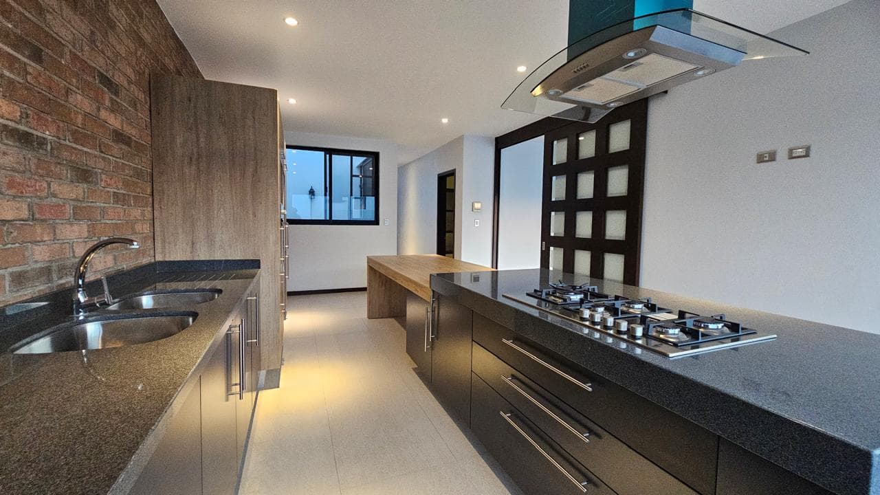 FOR SALE: BEAUTIFUL CONTEMPORARY-STYLE HOME IN LA GRAN RESERVA, LOMAS DE ANGELOPOLIS