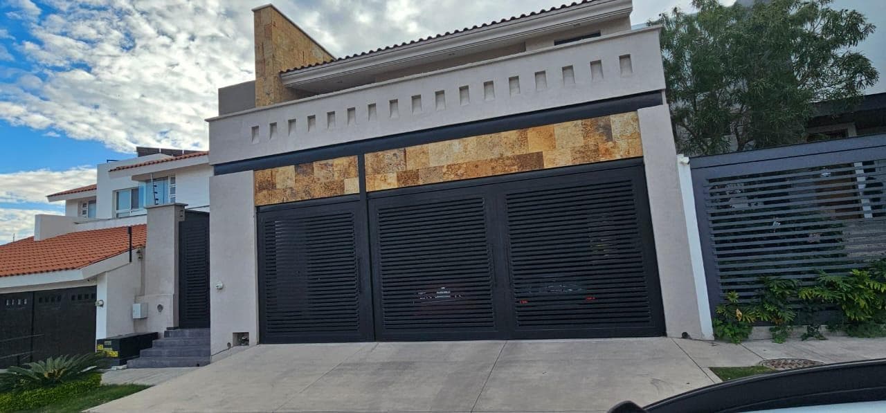 Casa con 3 Recámaras con Vestidor y Baño en Cañada del Refugio
