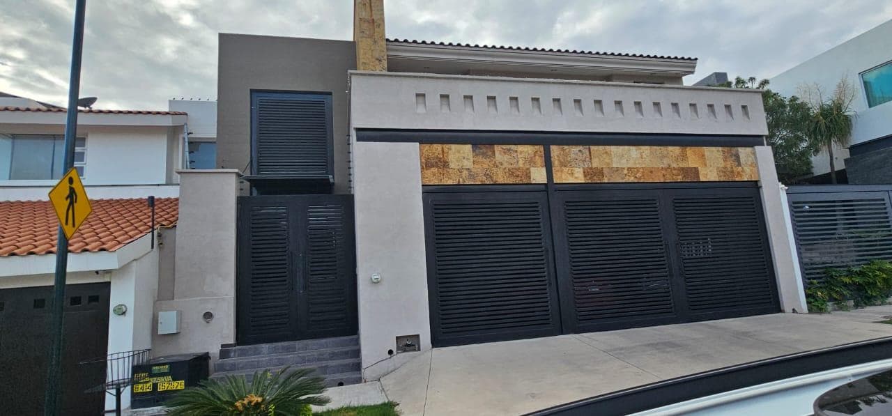 Casa con 3 Recámaras con Vestidor y Baño en Cañada del Refugio