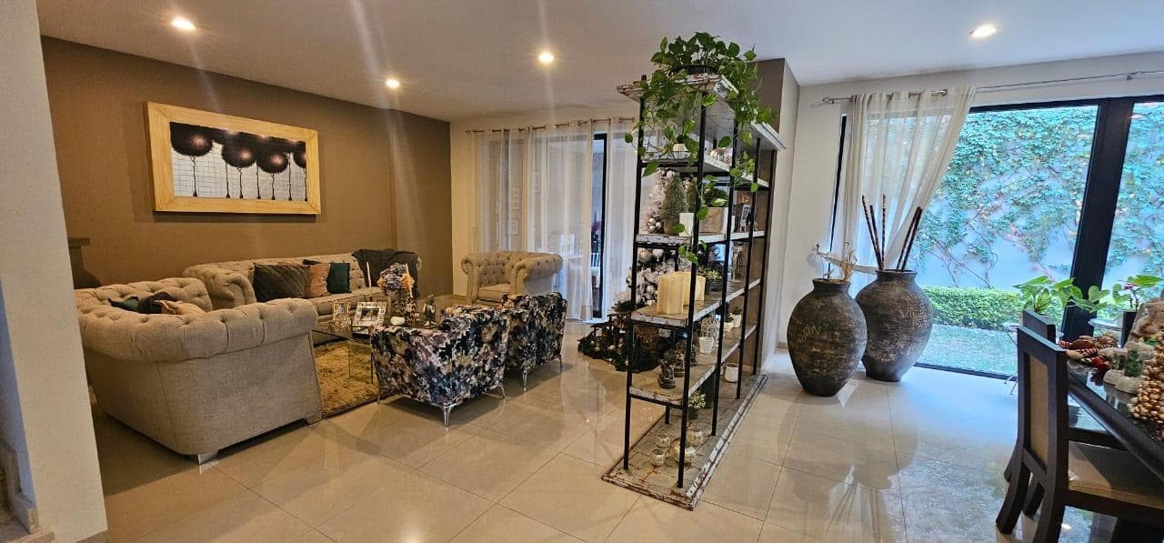 Casa con 3 Recámaras con Vestidor y Baño en Cañada del Refugio