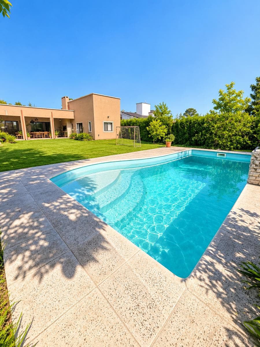 House for Sale in the La Herradura Neighborhood: 4 bedrooms, with a pool and a large yard
