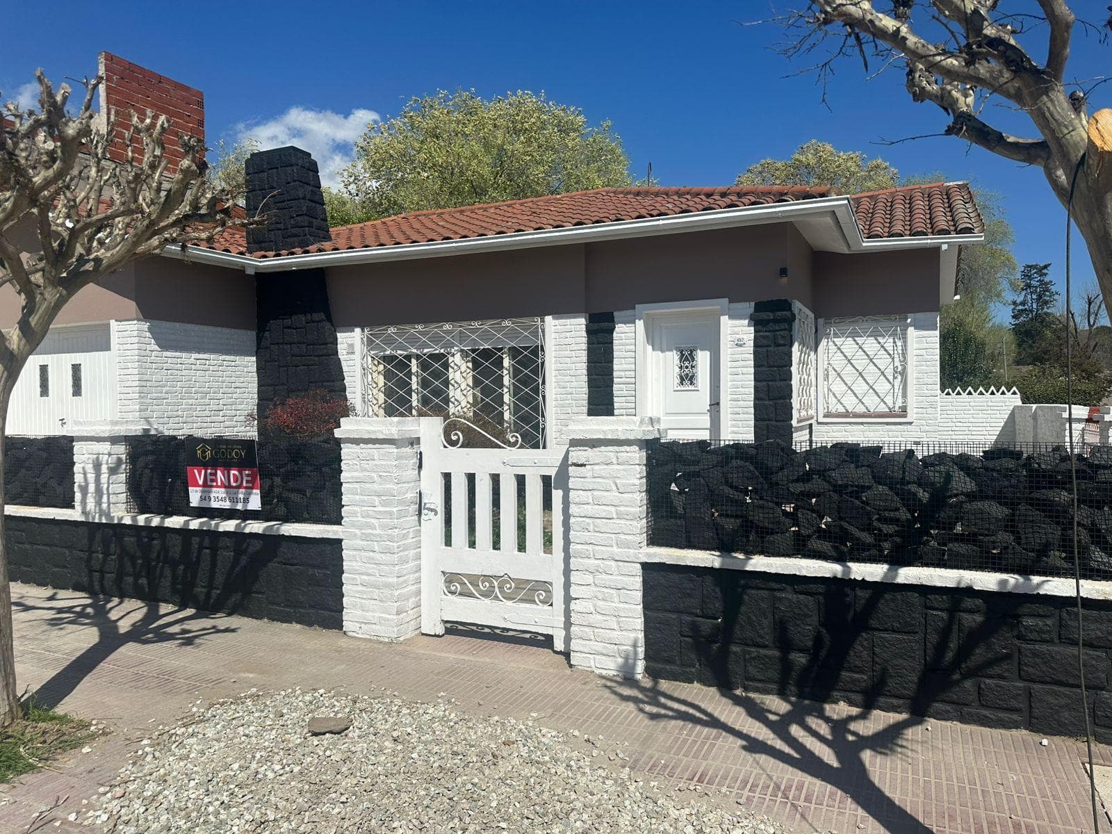BARGAIN HOUSE IN LA FALDA