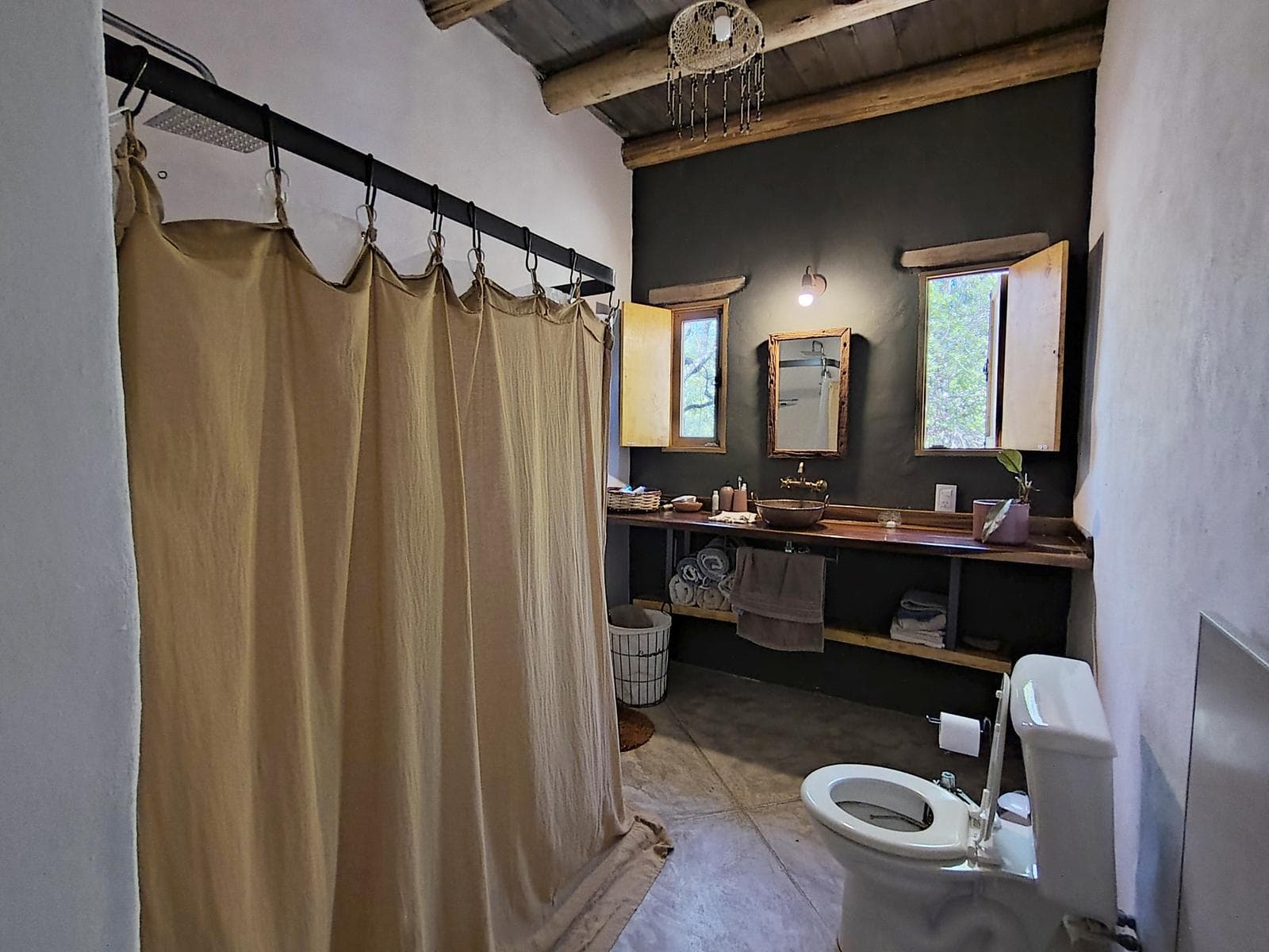 Adobe house in a natural setting, with a spacious porch overlooking the park | Camino al Dique | Villa de Las Rosas