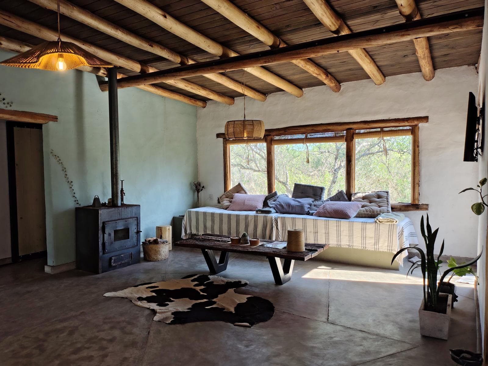 Adobe house in a natural setting, with a spacious porch overlooking the park | Camino al Dique | Villa de Las Rosas