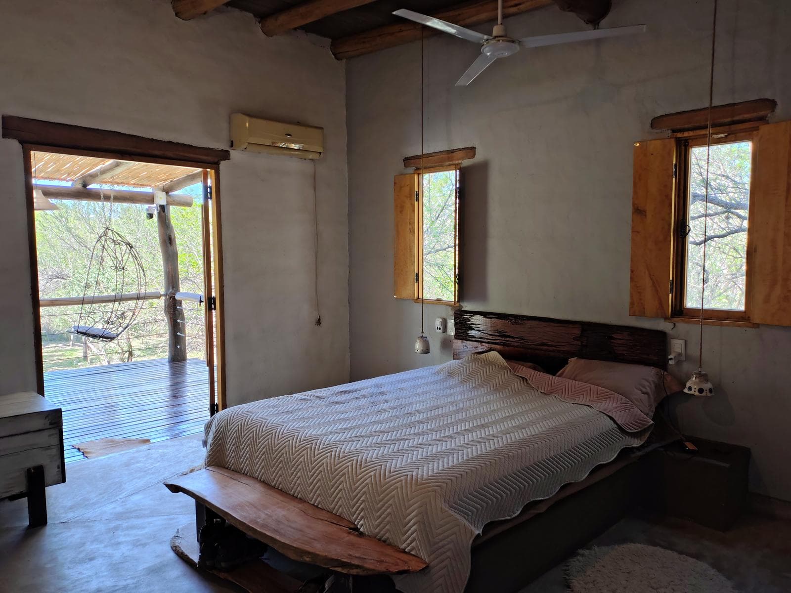 Adobe house in a natural setting, with a spacious porch overlooking the park | Camino al Dique | Villa de Las Rosas