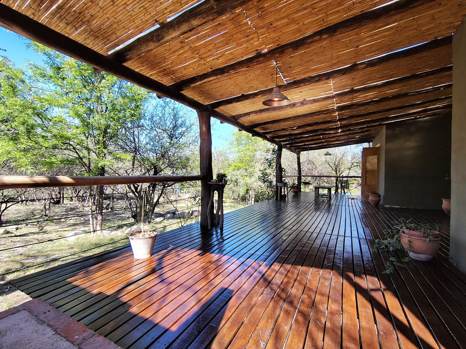 Adobe house in a natural setting, with a spacious porch overlooking the park | Camino al Dique | Villa de Las Rosas