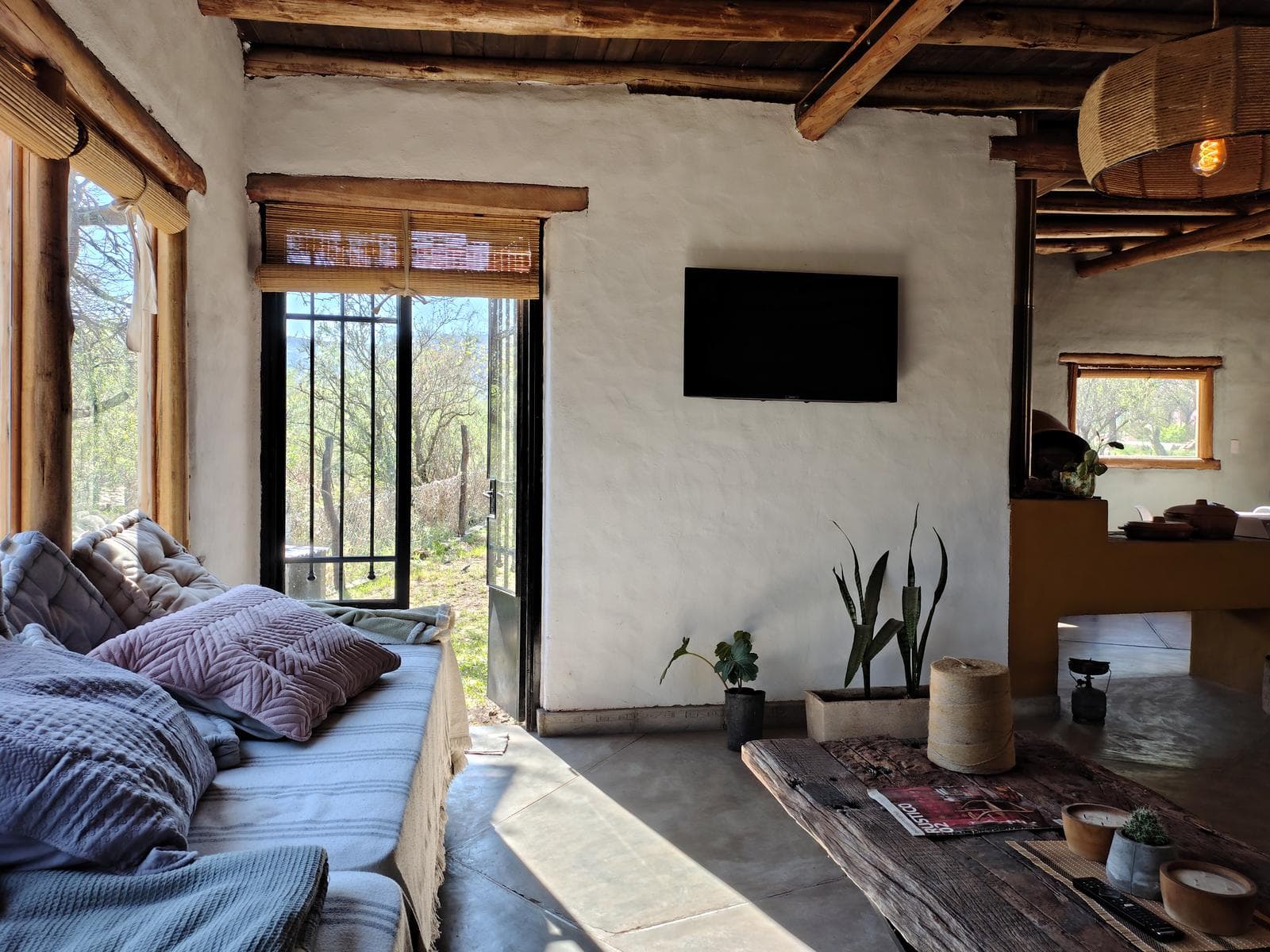Adobe house in a natural setting, with a spacious porch overlooking the park | Camino al Dique | Villa de Las Rosas