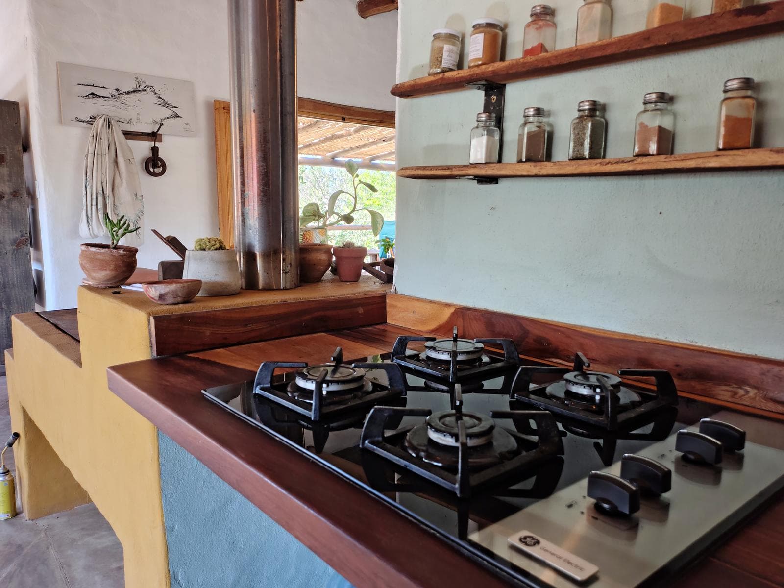 Adobe house in a natural setting, with a spacious porch overlooking the park | Camino al Dique | Villa de Las Rosas