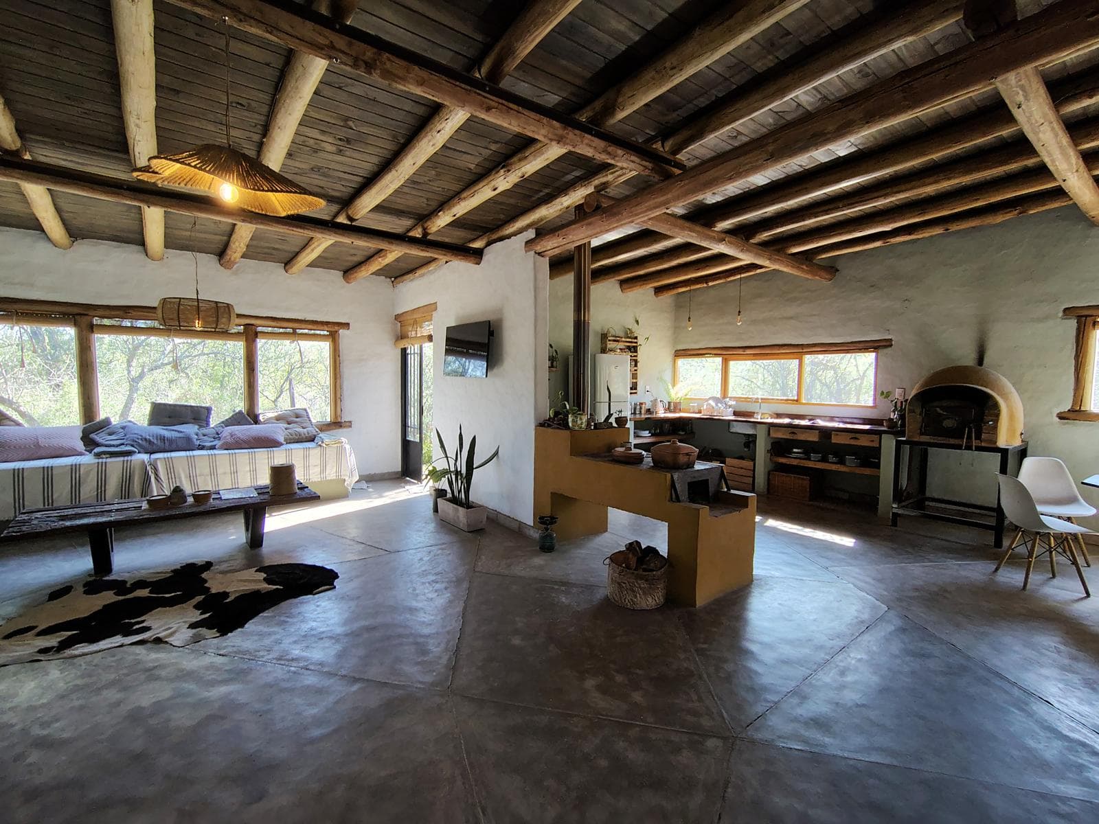 Adobe house in a natural setting, with a spacious porch overlooking the park | Camino al Dique | Villa de Las Rosas