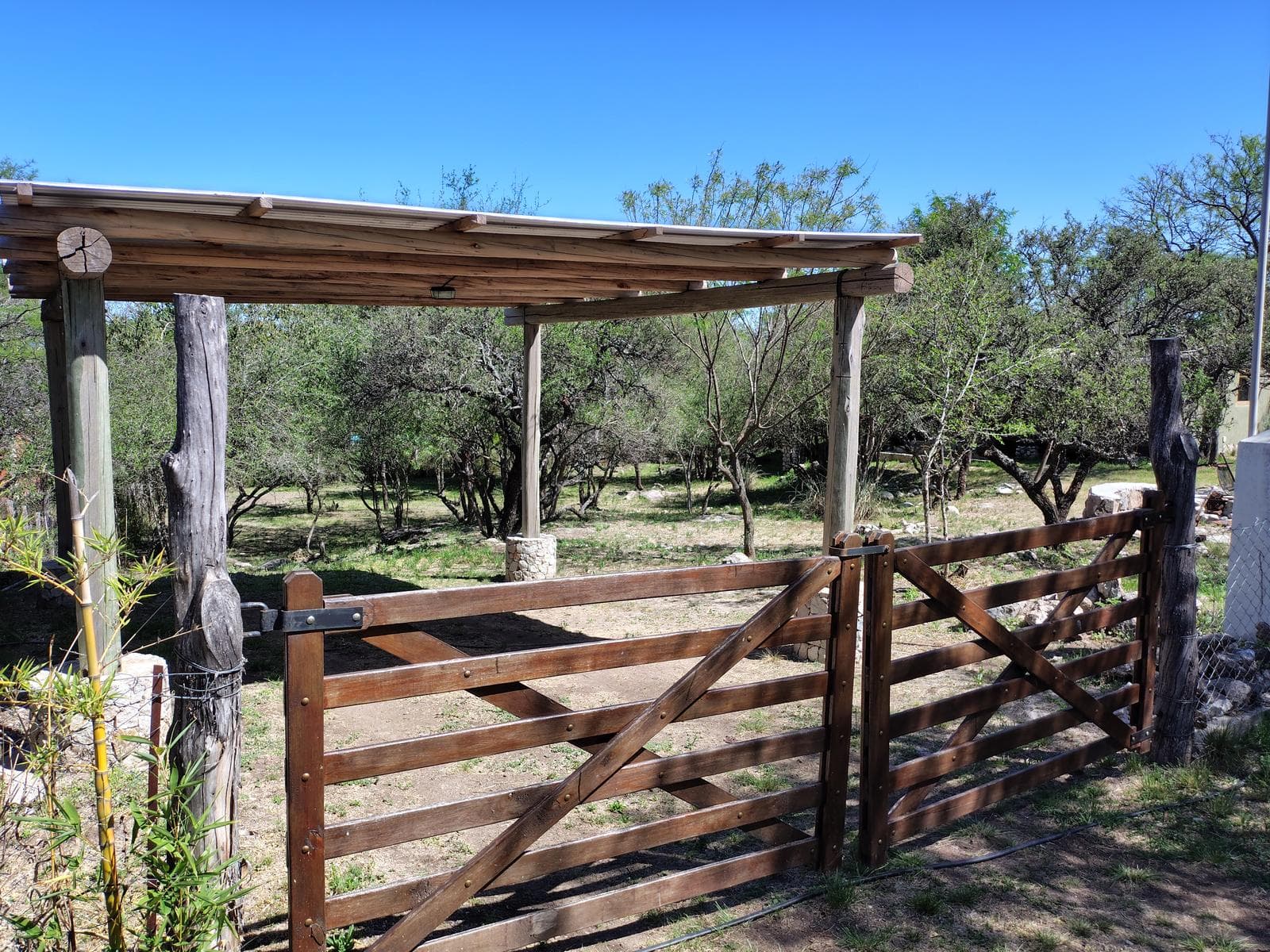 Adobe house in a natural setting, with a spacious porch overlooking the park | Camino al Dique | Villa de Las Rosas