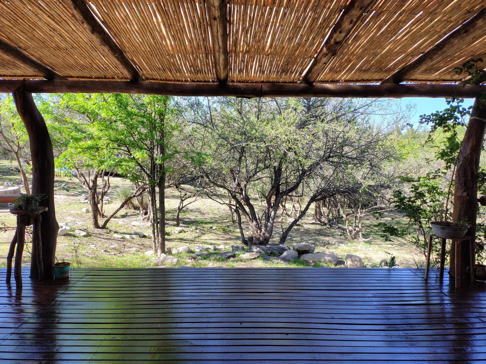 Adobe house in a natural setting, with a spacious porch overlooking the park | Camino al Dique | Villa de Las Rosas