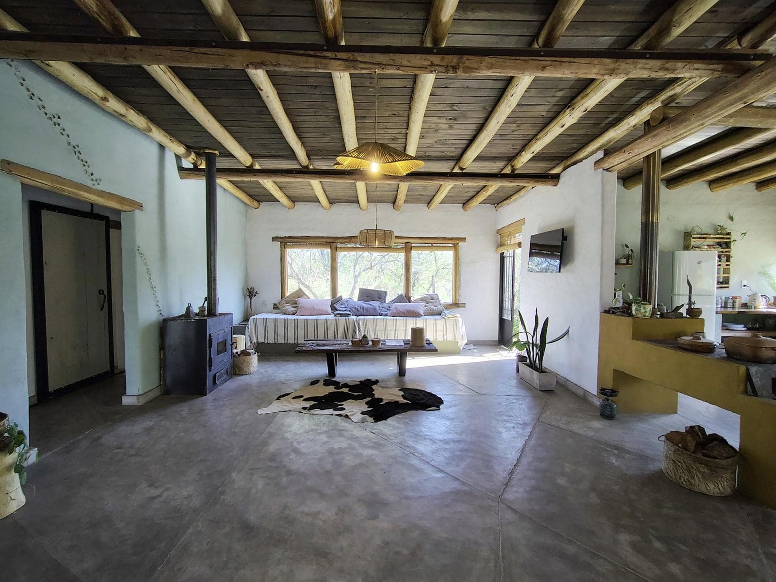 Adobe house in a natural setting, with a spacious porch overlooking the park | Camino al Dique | Villa de Las Rosas