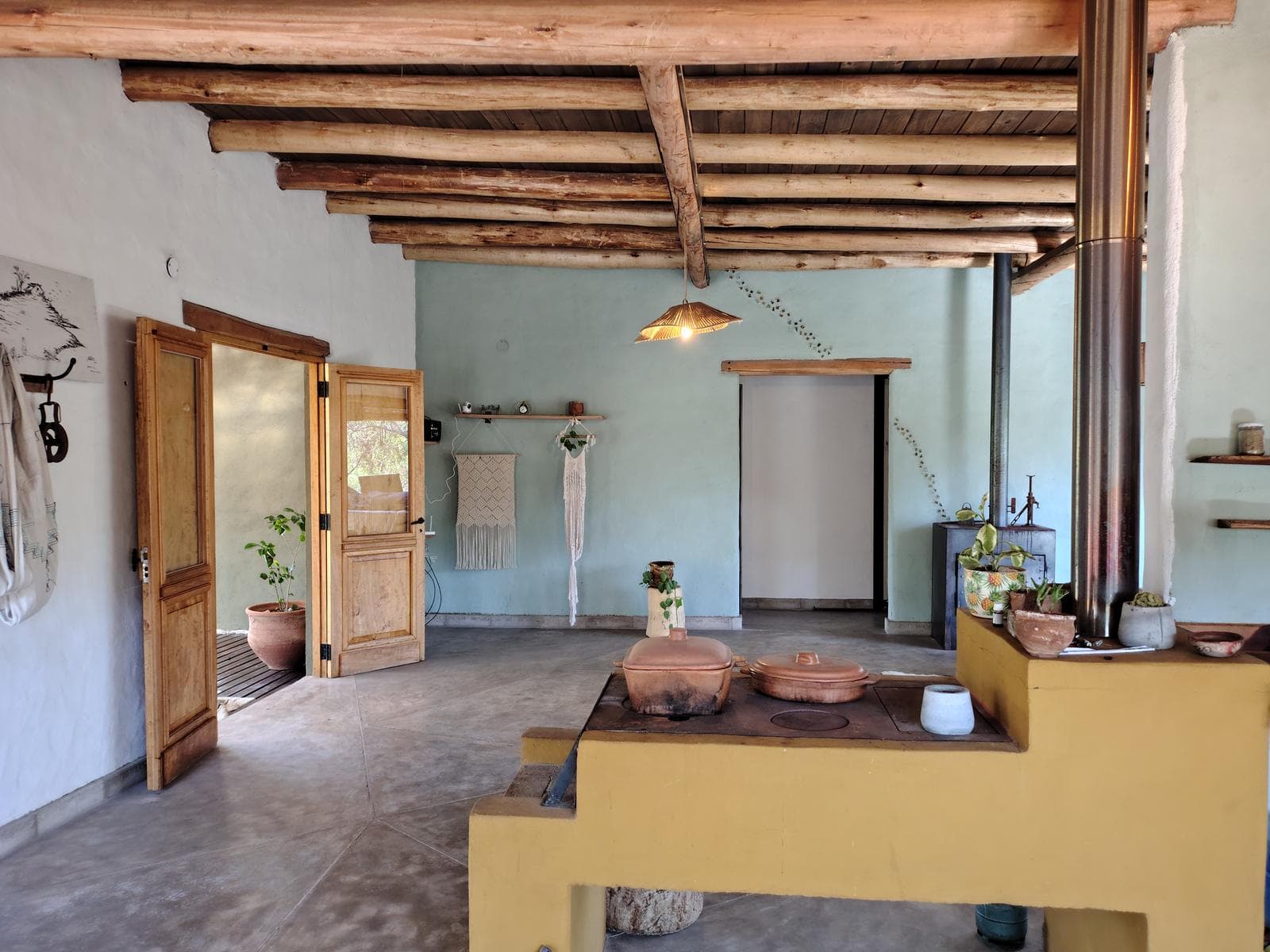 Adobe house in a natural setting, with a spacious porch overlooking the park | Camino al Dique | Villa de Las Rosas