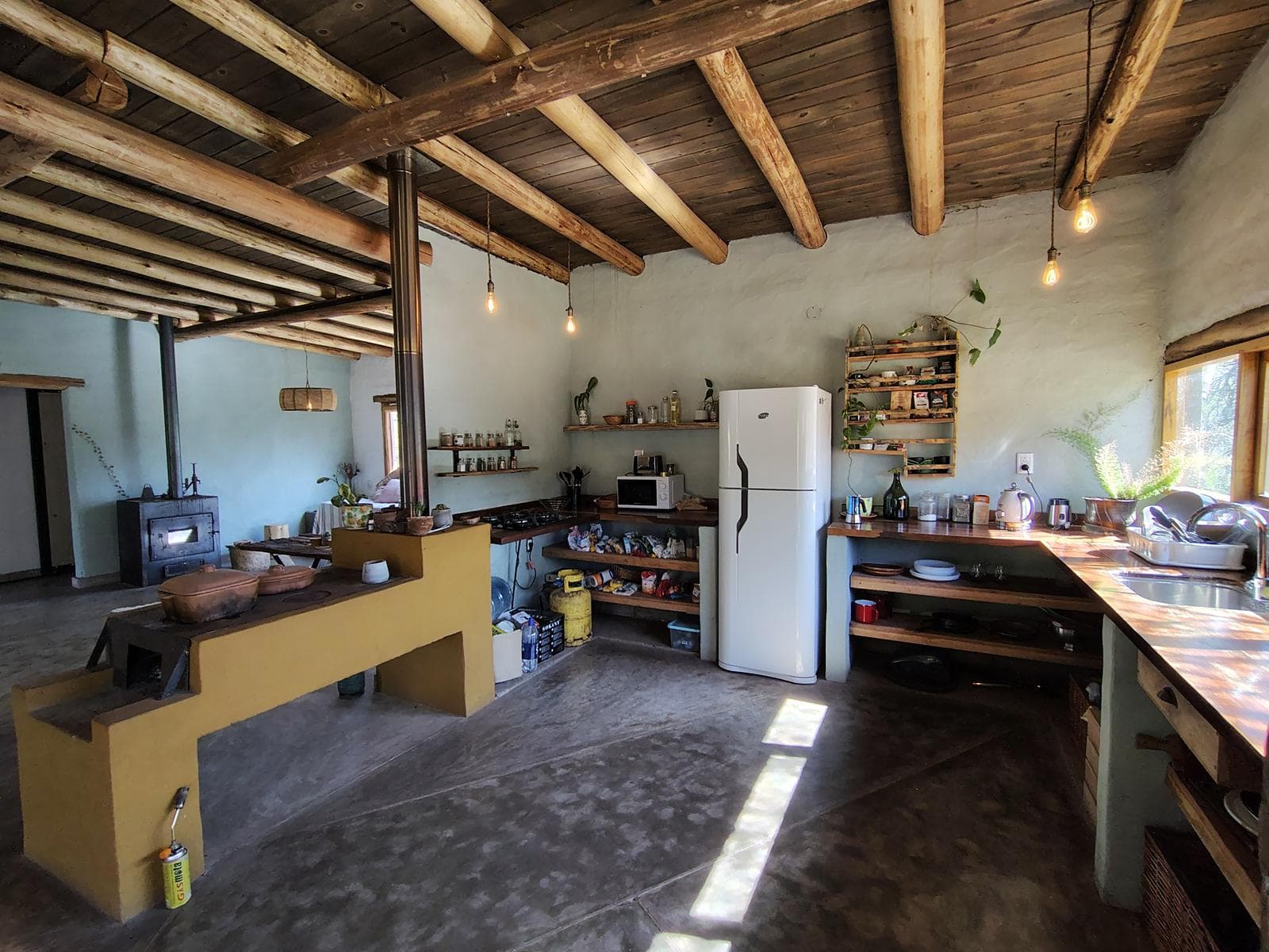 Adobe house in a natural setting, with a spacious porch overlooking the park | Camino al Dique | Villa de Las Rosas