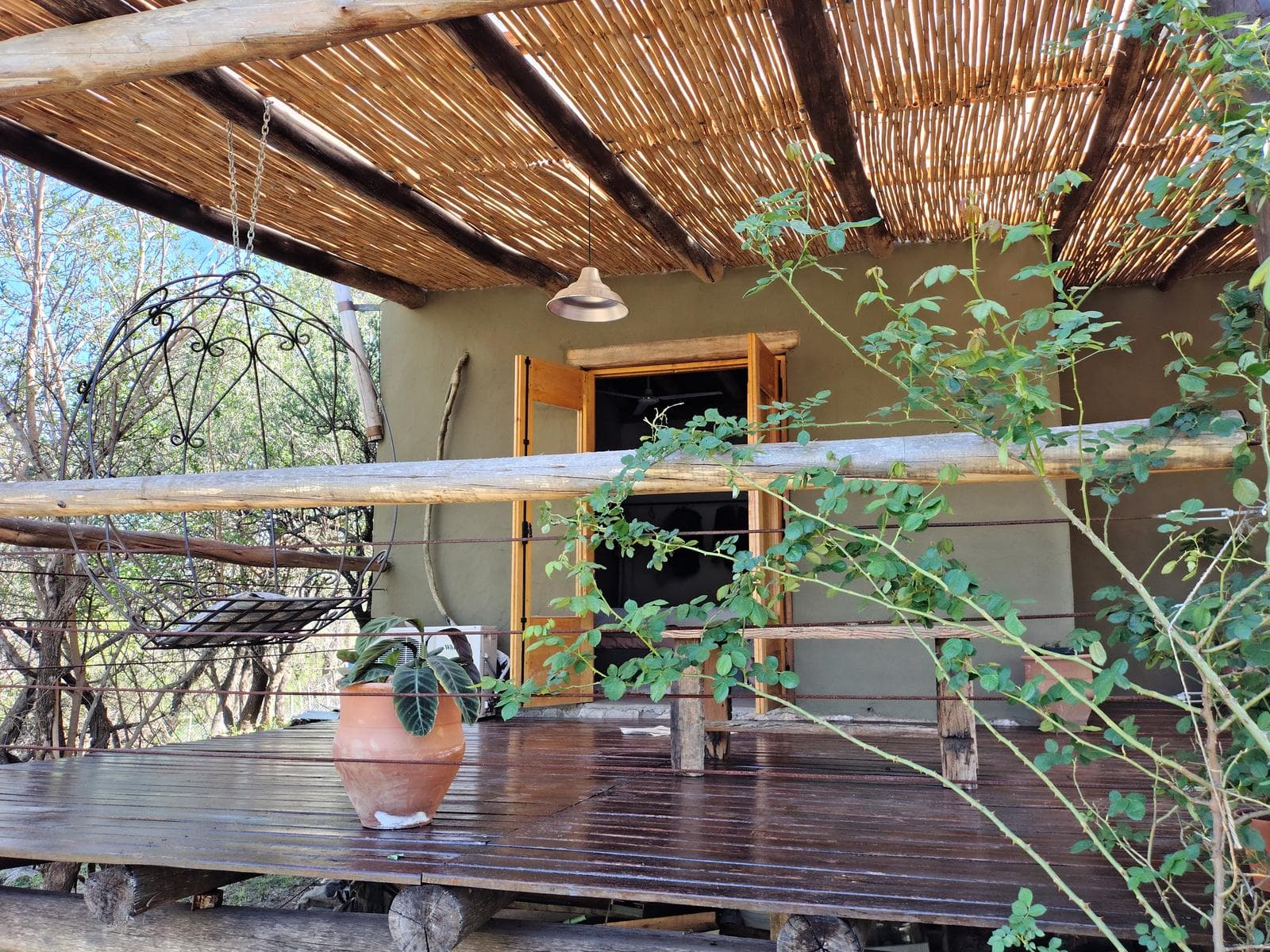 Adobe house in a natural setting, with a spacious porch overlooking the park | Camino al Dique | Villa de Las Rosas